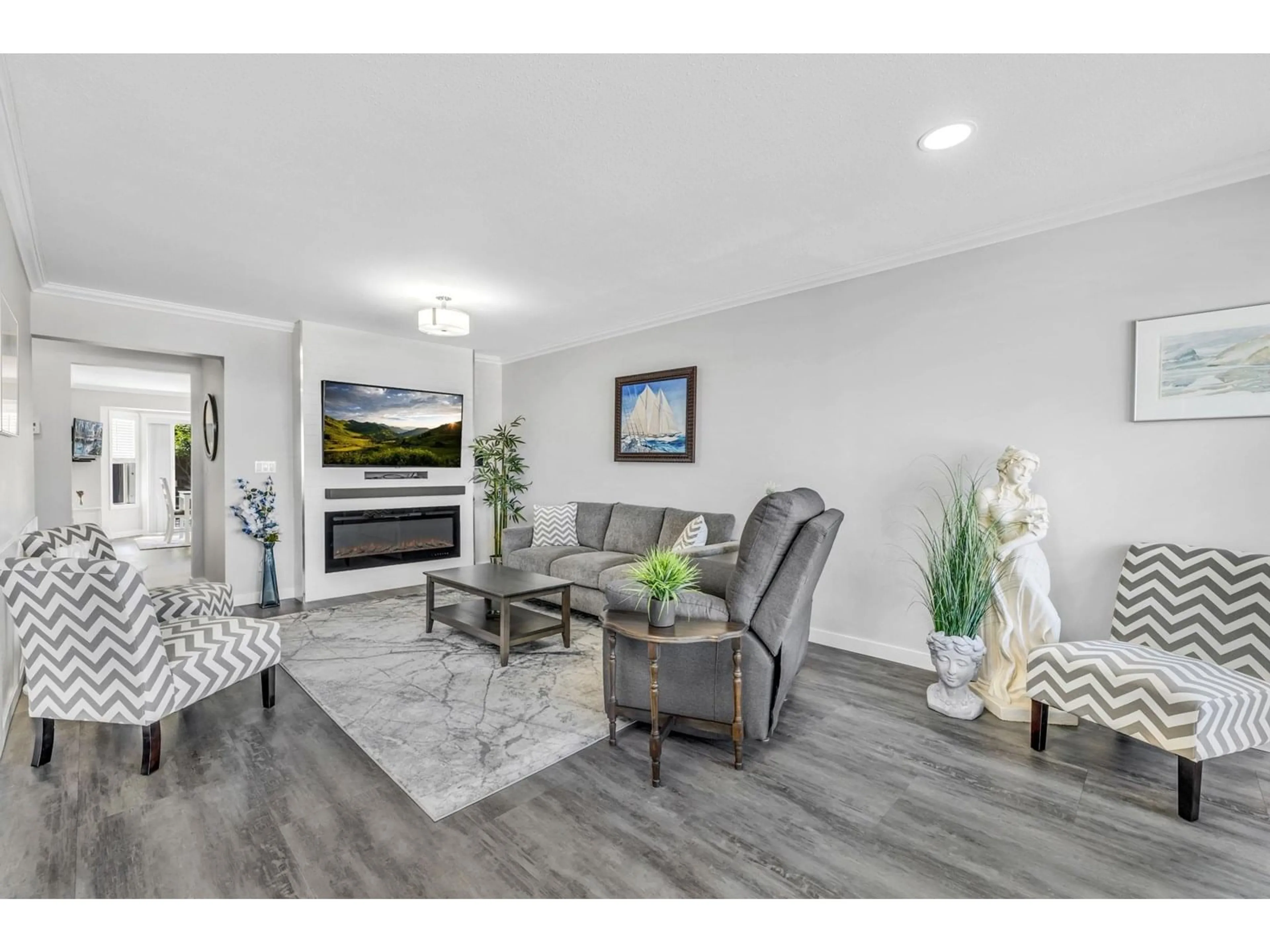 Living room with furniture, wood/laminate floor for 2 - 45156 CUMBERLAND AVENUE, Chilliwack British Columbia V2R3E5