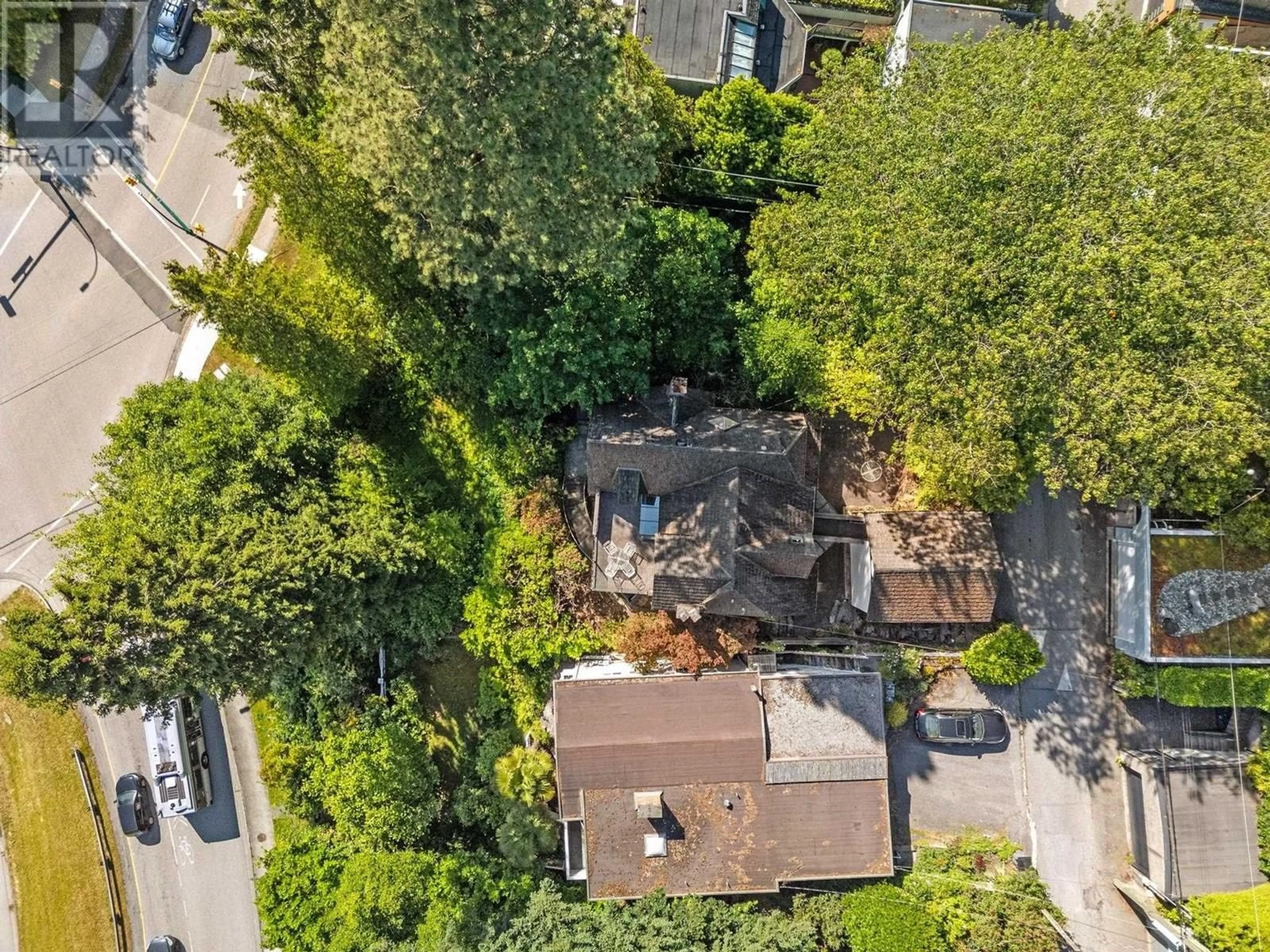 A pic from outside/outdoor area/front of a property/back of a property/a pic from drone, street for 2806 KING EDWARD AVENUE, Vancouver British Columbia V6L1T9