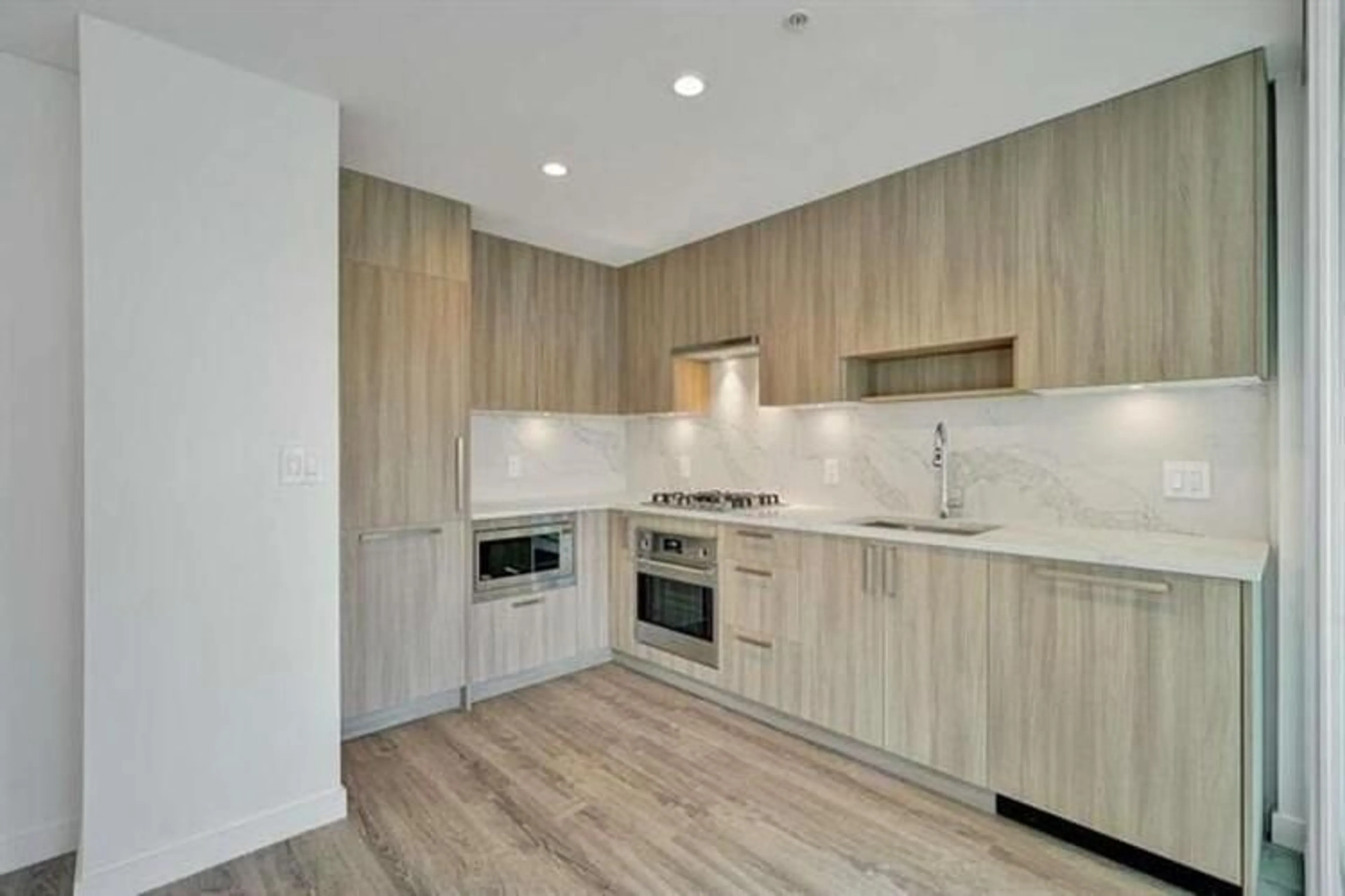 Standard kitchen, wood/laminate floor for 508 - 13350 CENTRAL, Surrey British Columbia V3T0S1