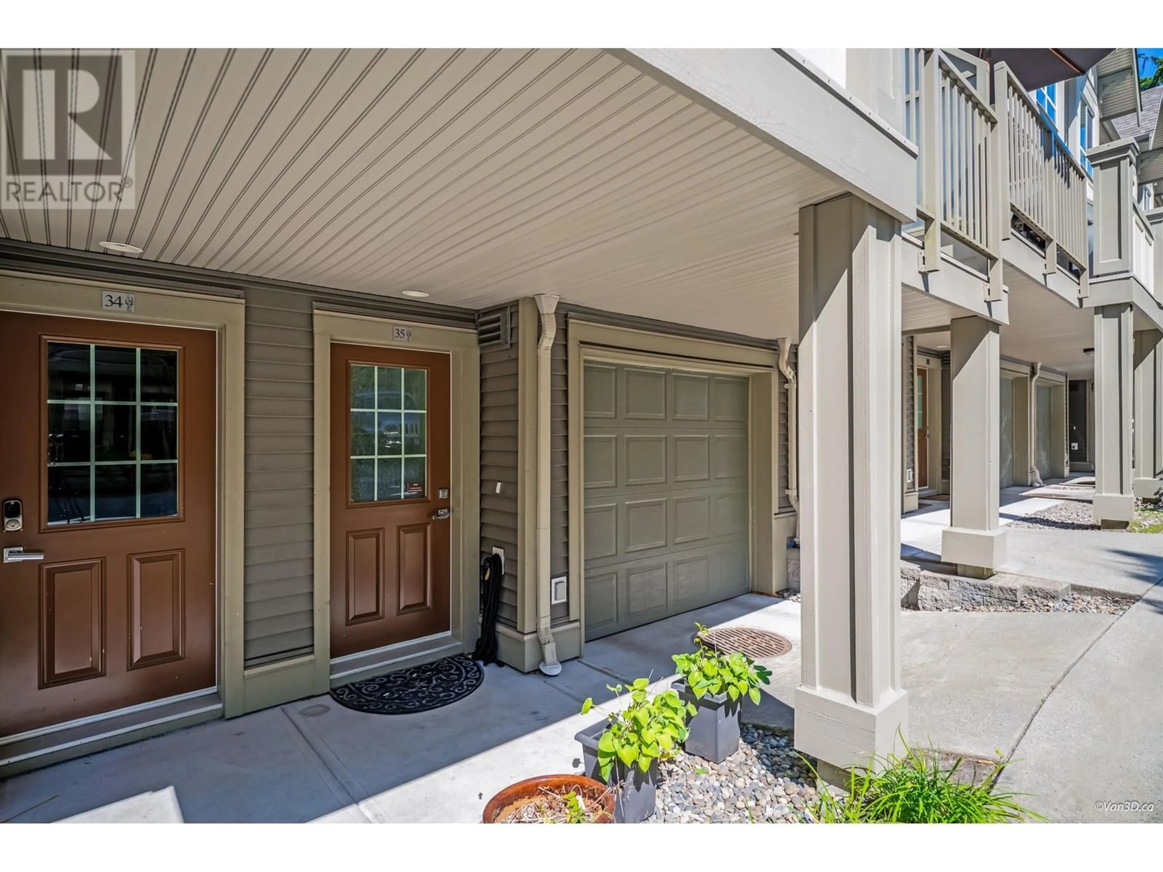 Indoor entryway for 35 - 3395 GALLOWAY AVENUE, Coquitlam British Columbia V3E0H2