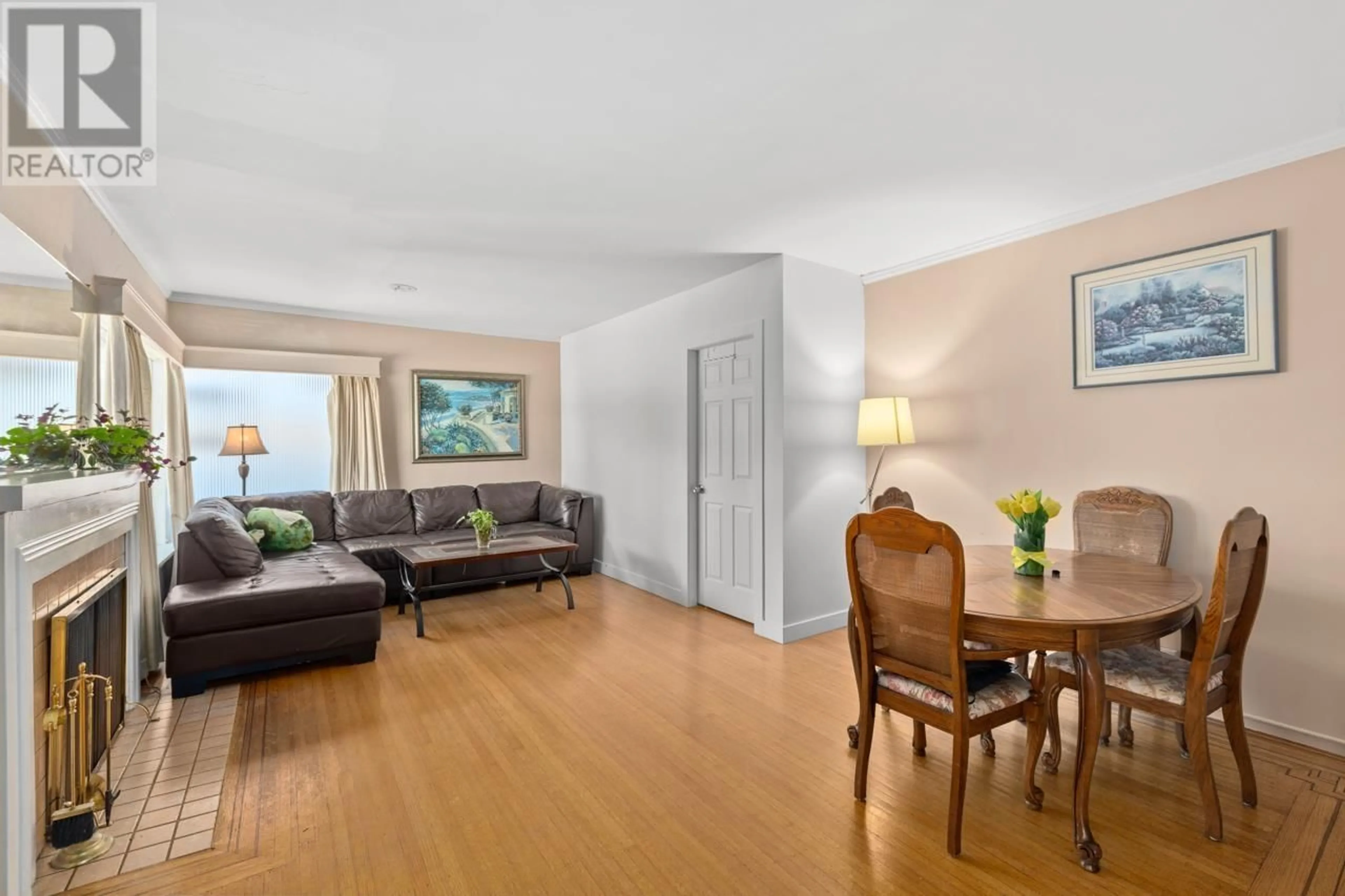 Living room with furniture, wood/laminate floor for 6930 GRANVILLE STREET, Vancouver British Columbia V6P4X5