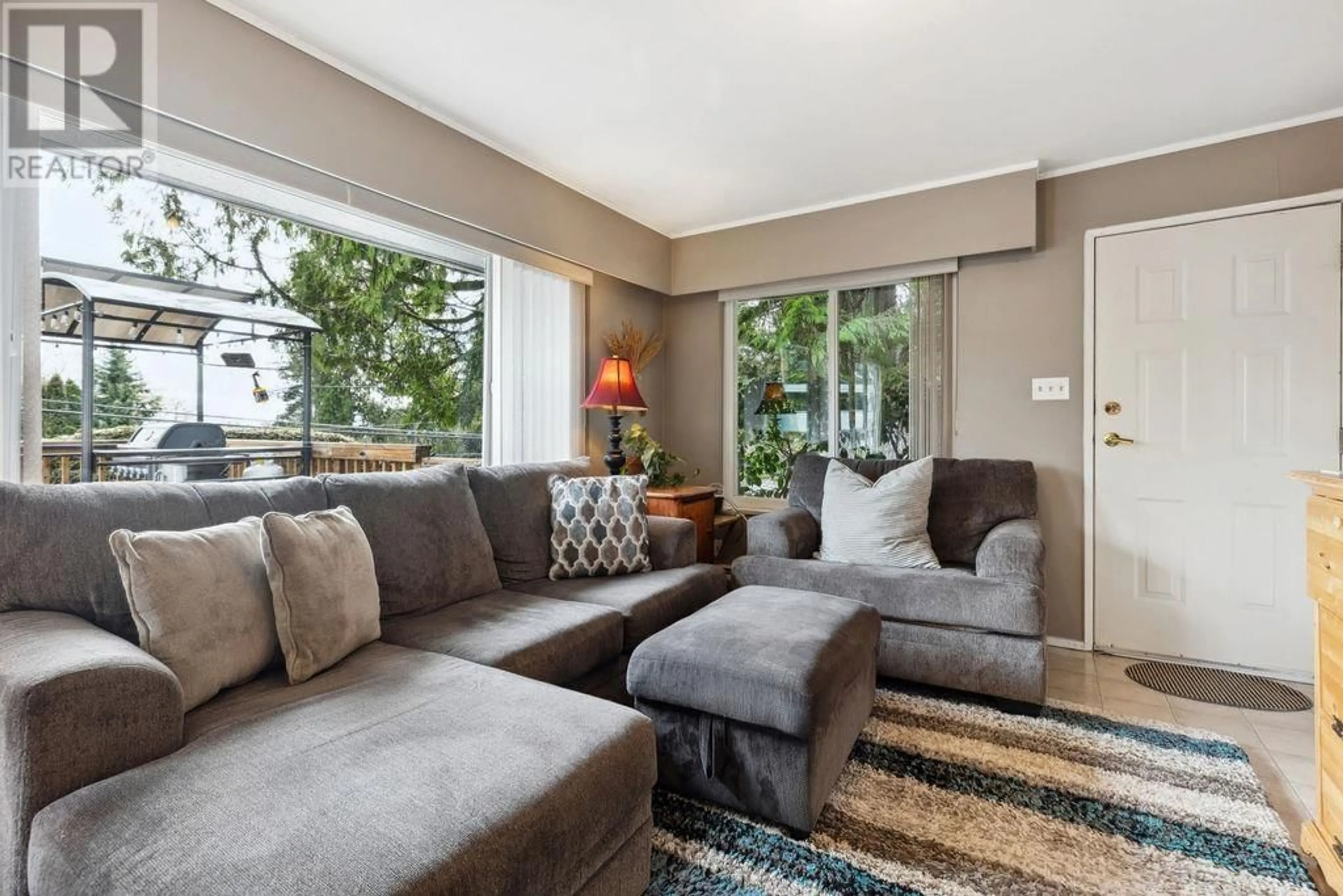 Living room with furniture, carpet floor for 3820 CALDER AVENUE, North Vancouver British Columbia V7N3S3
