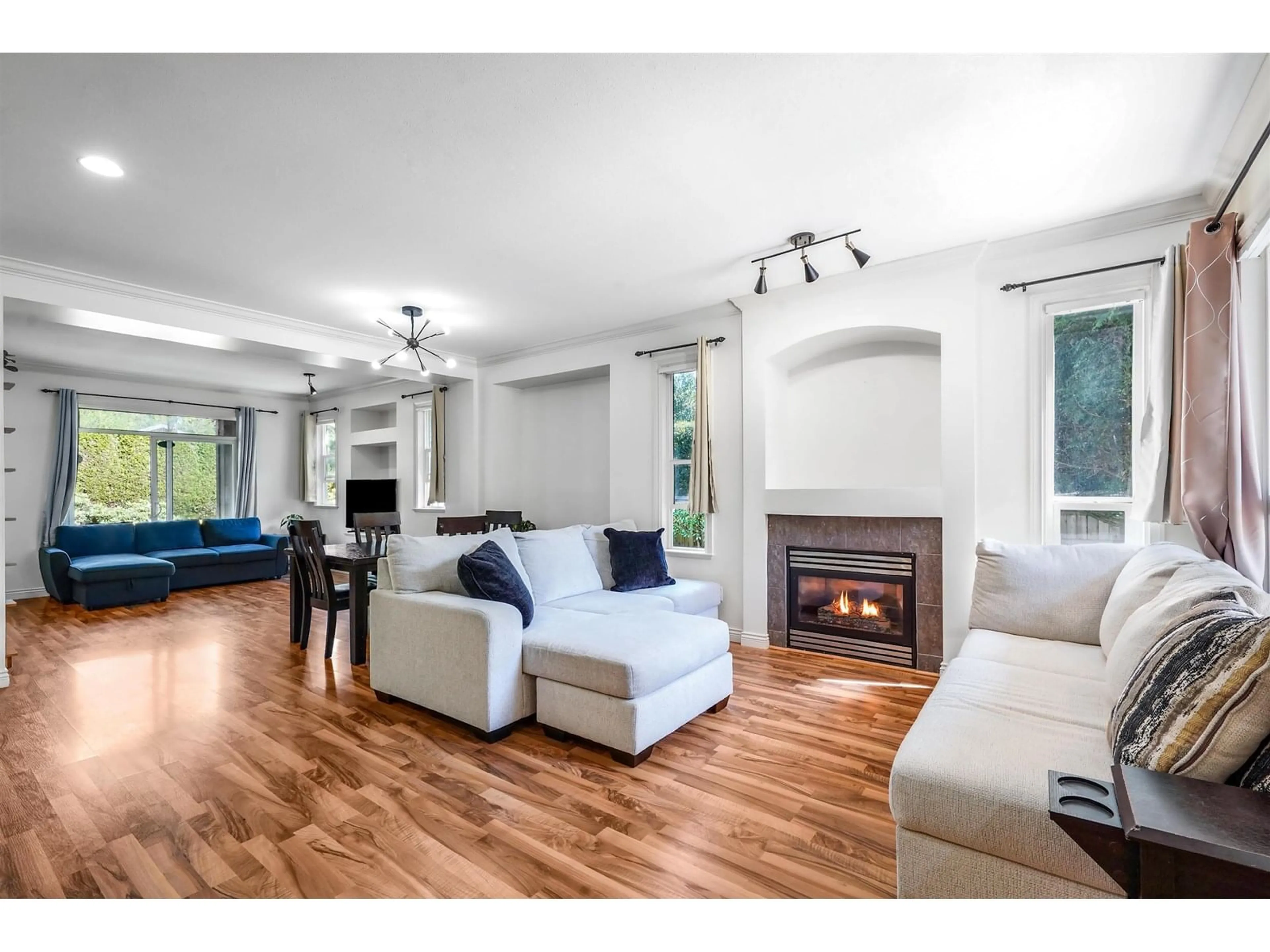 Living room with furniture, wood/laminate floor for 53 - 15168 66A, Surrey British Columbia V3W1X2