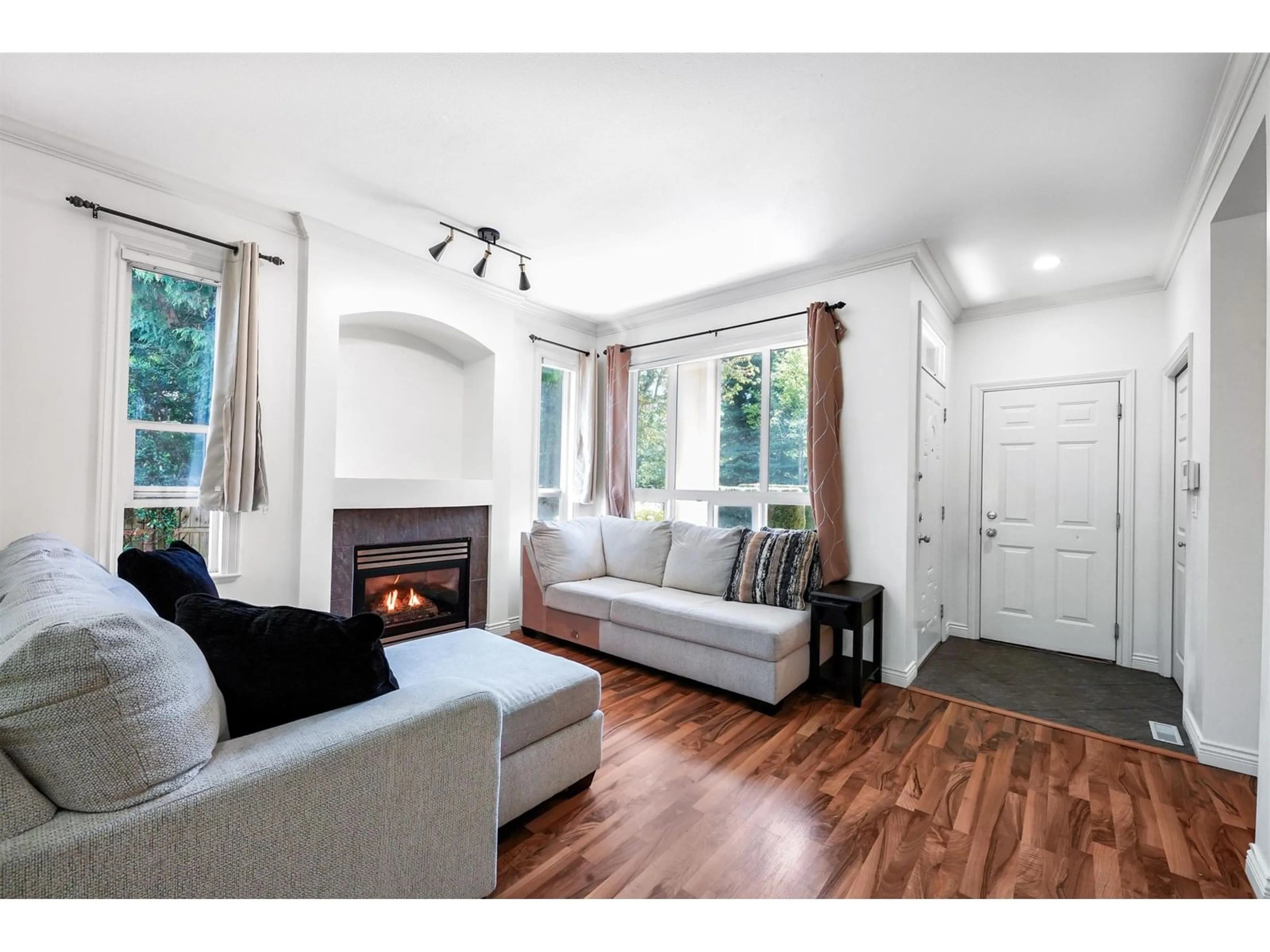 Living room with furniture, wood/laminate floor for 53 - 15168 66A, Surrey British Columbia V3W1X2