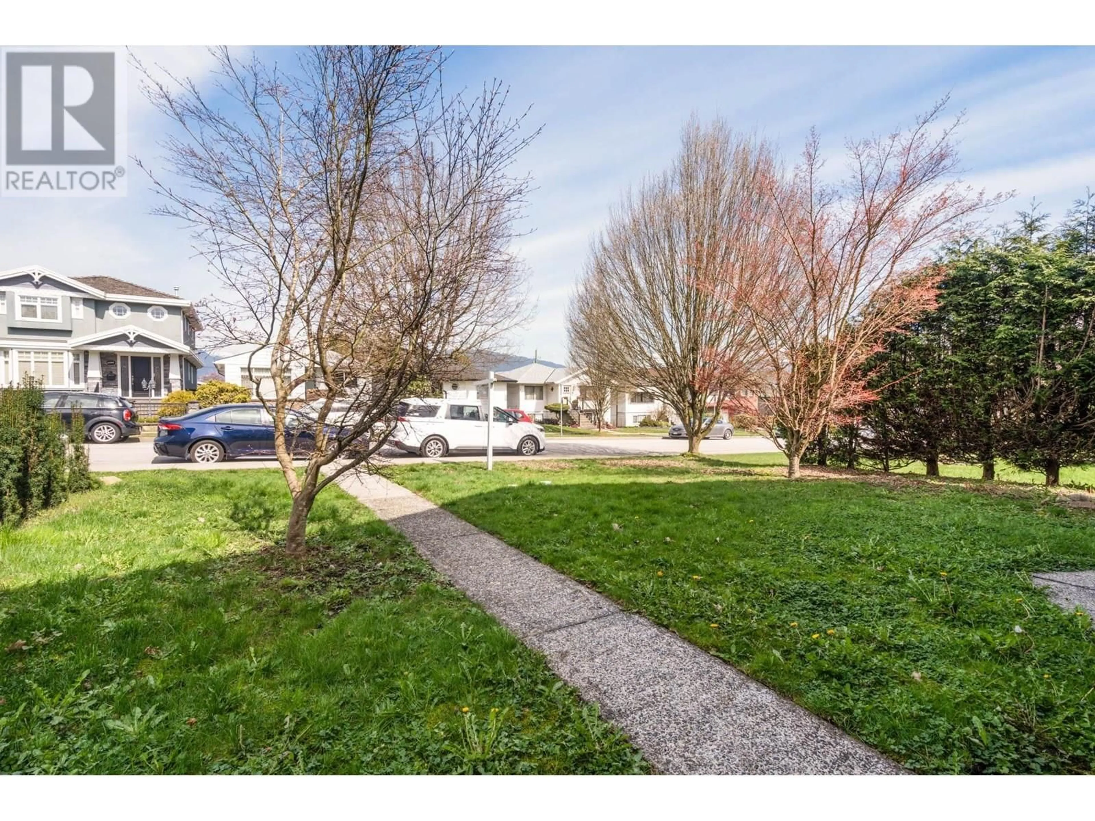 A pic from outside/outdoor area/front of a property/back of a property/a pic from drone, street for 4346 DUNDAS STREET, Burnaby British Columbia V5C1B3