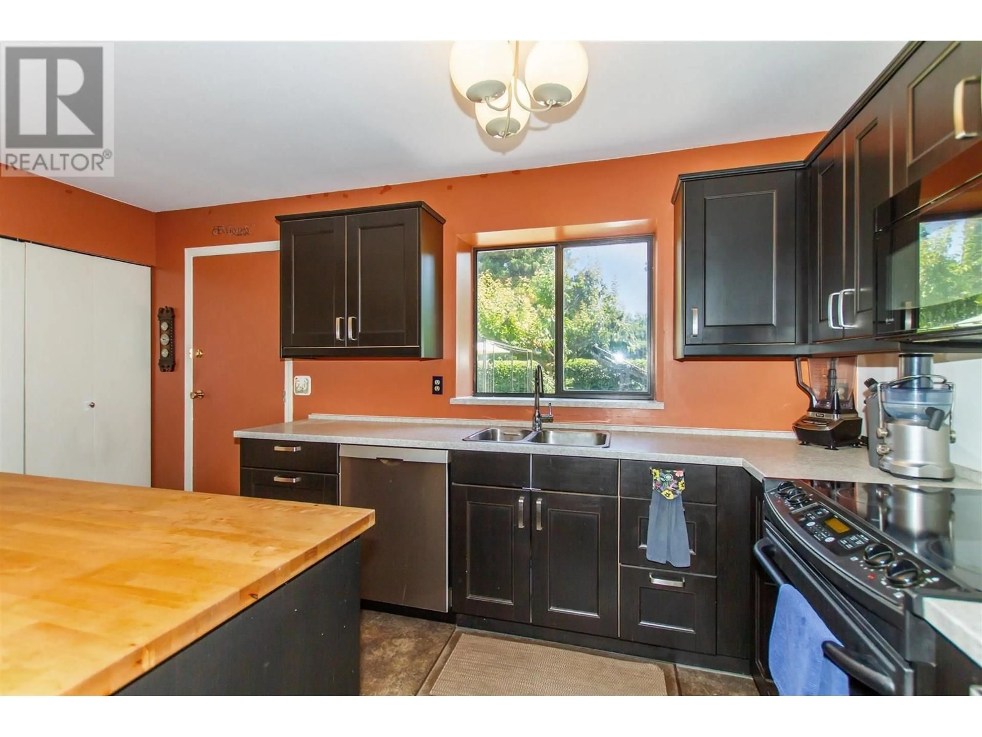 Standard kitchen, ceramic/tile floor for 20130 DITTON STREET, Maple Ridge British Columbia V2X9H4