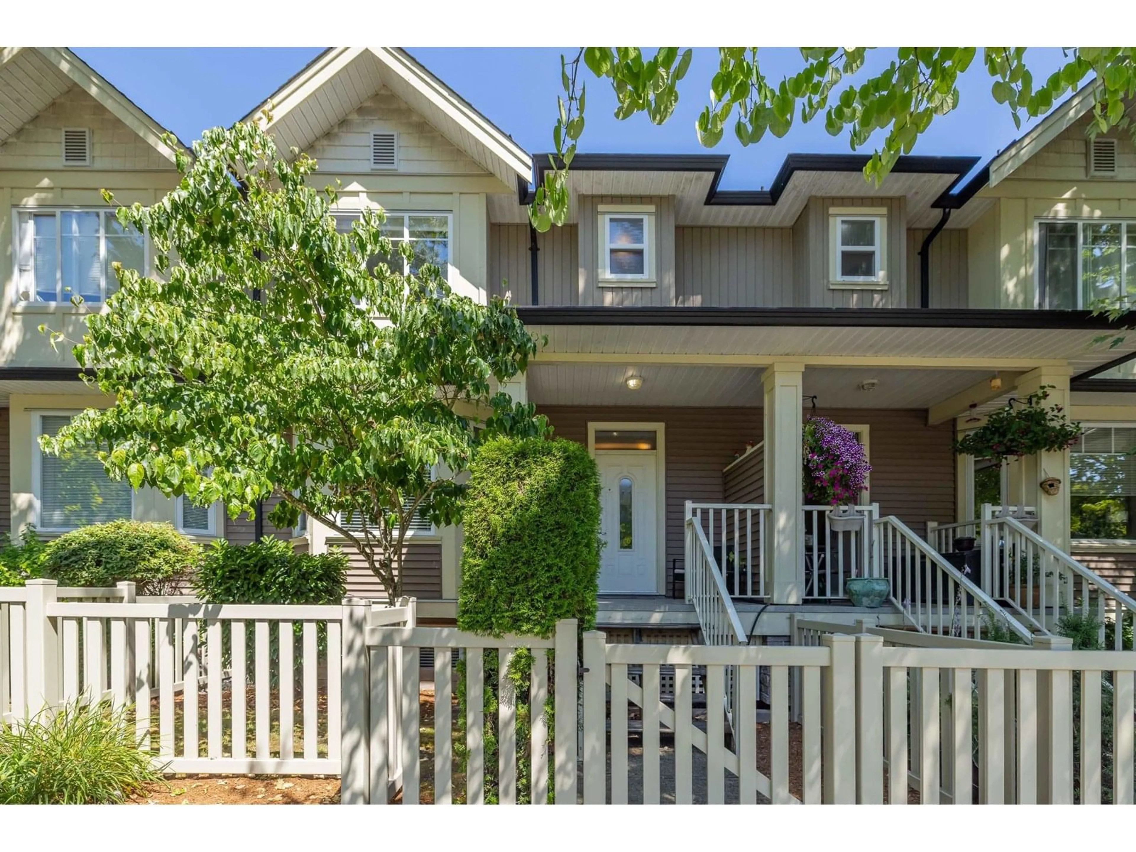 Home with vinyl exterior material, street for 29 - 6575 192, Surrey British Columbia V4N5T8