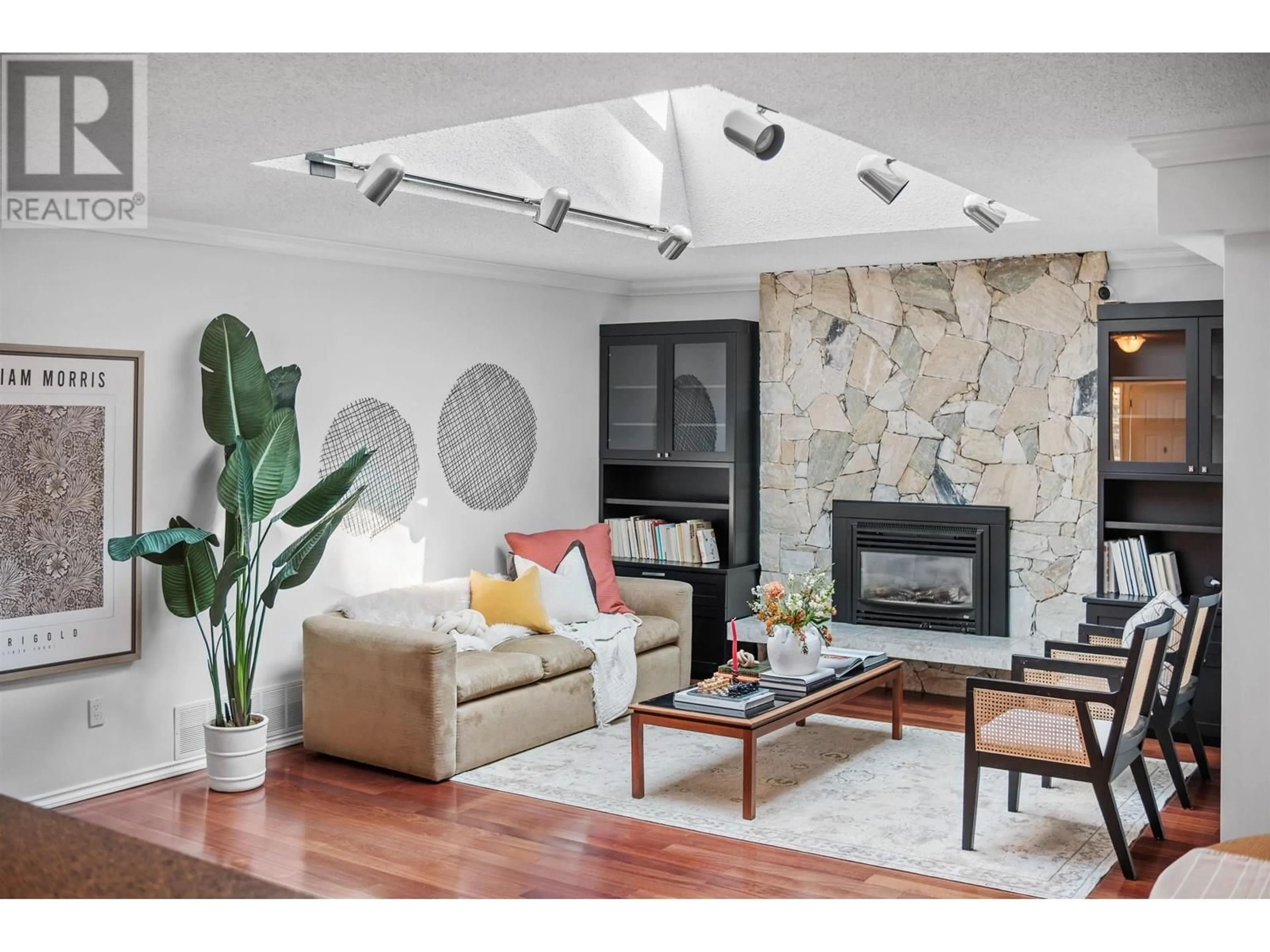 Living room with furniture, unknown for 667 LAKESHORE DRIVE, Coquitlam British Columbia V3J5E5