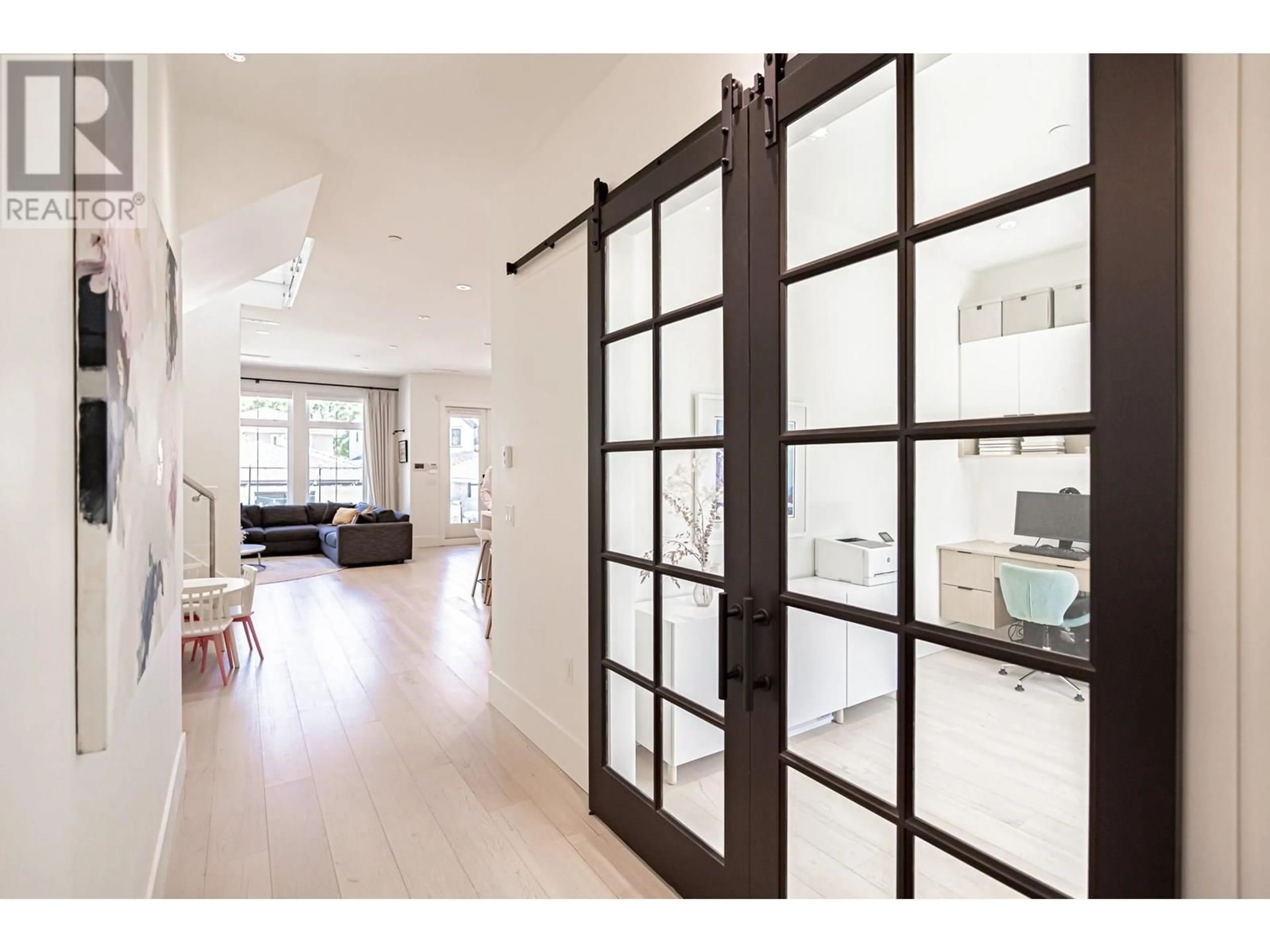 Indoor entryway for 3123 16TH AVENUE, Vancouver British Columbia V6K3C9