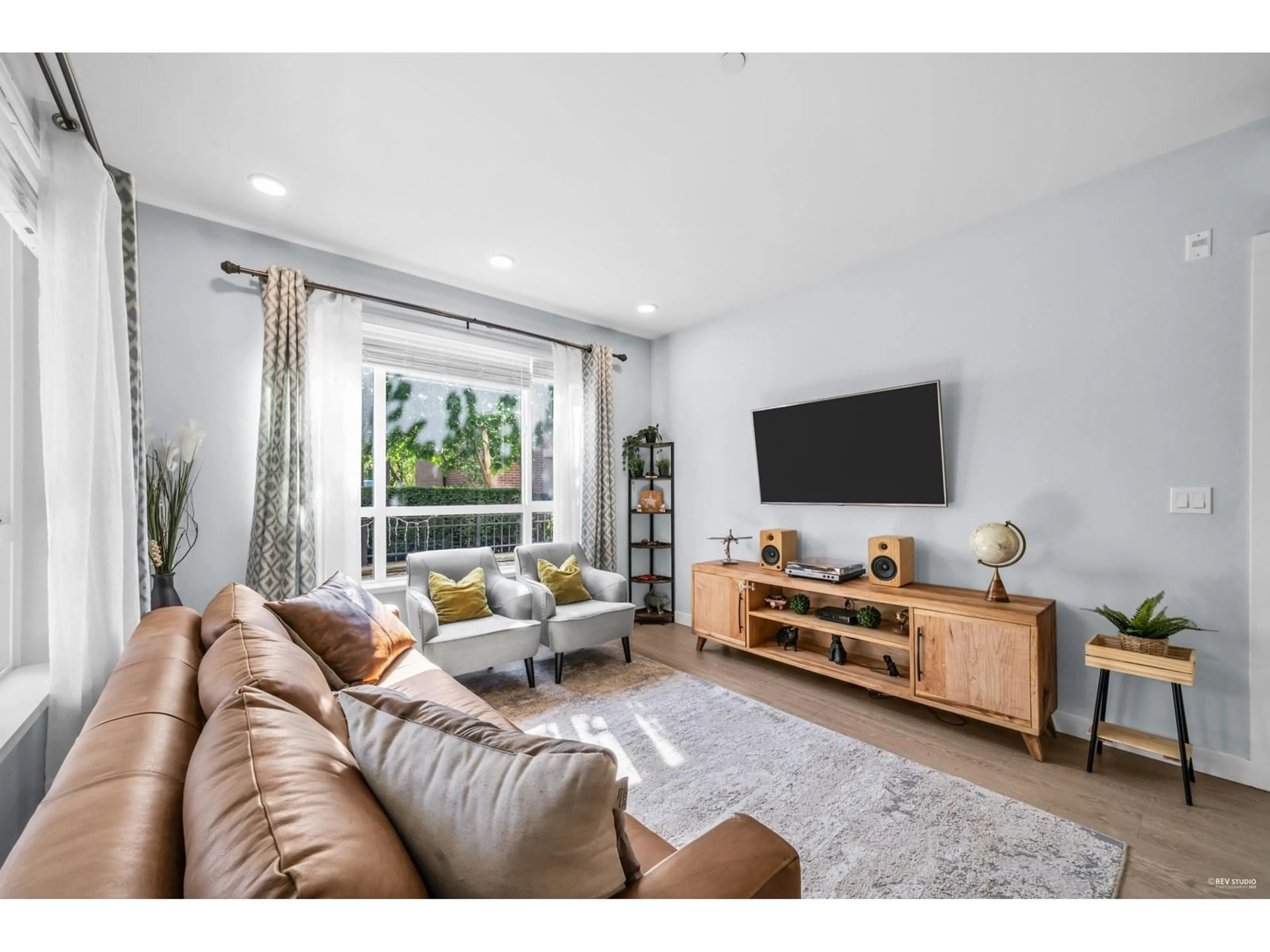 Living room with furniture, unknown for 102 - 33540 MAYFAIR, Abbotsford British Columbia V2S0J3