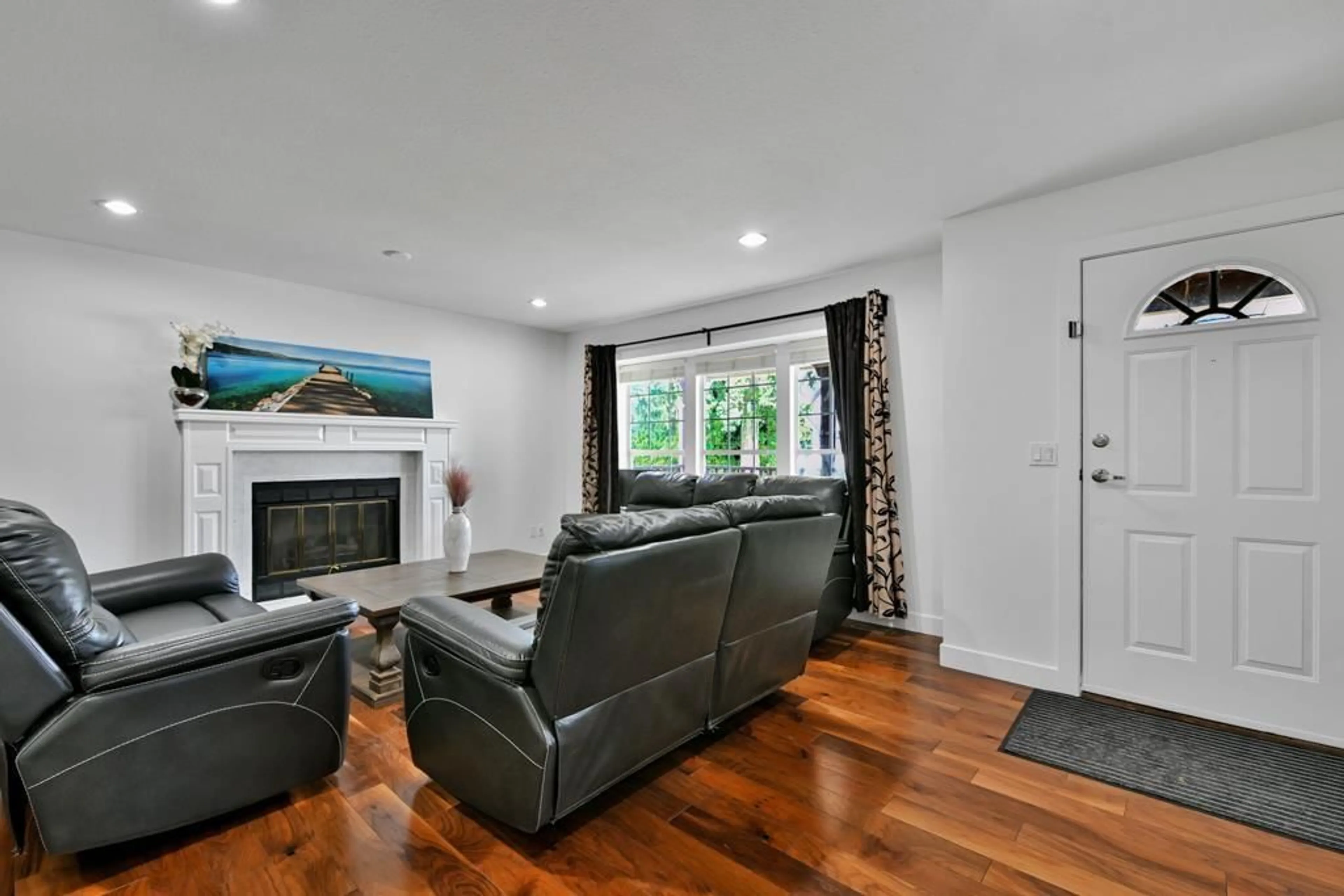 Living room with furniture, unknown for 16954 60, Surrey British Columbia V3S1T2