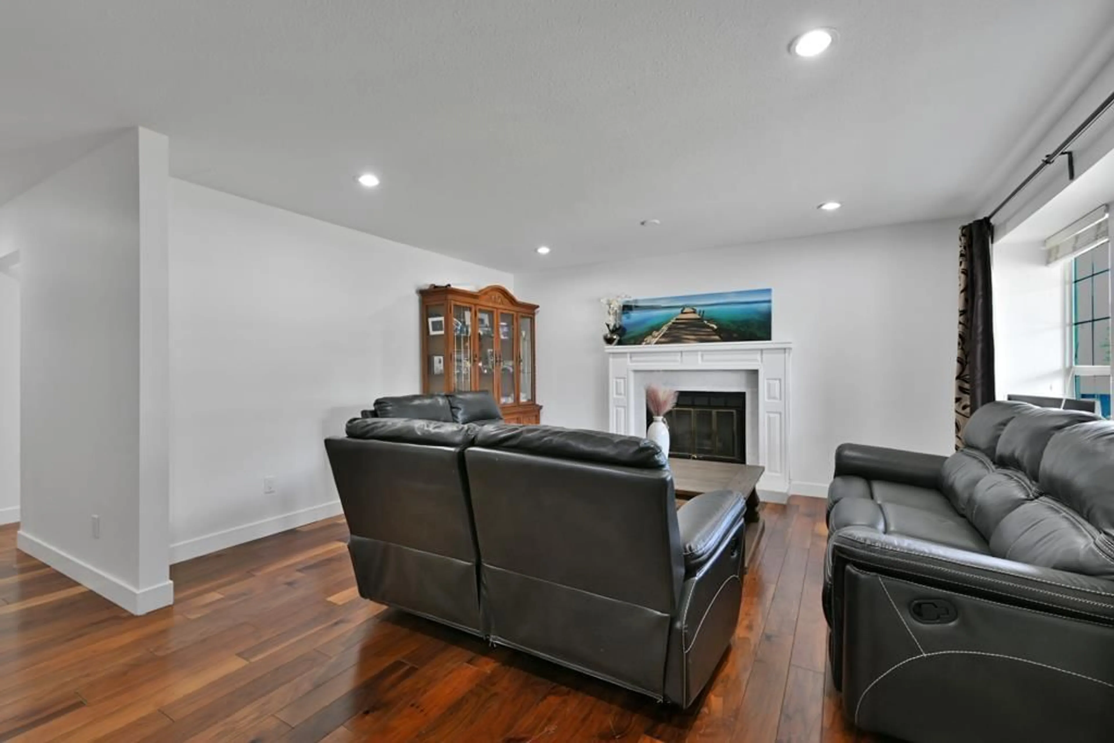 Living room with furniture, unknown for 16954 60, Surrey British Columbia V3S1T2