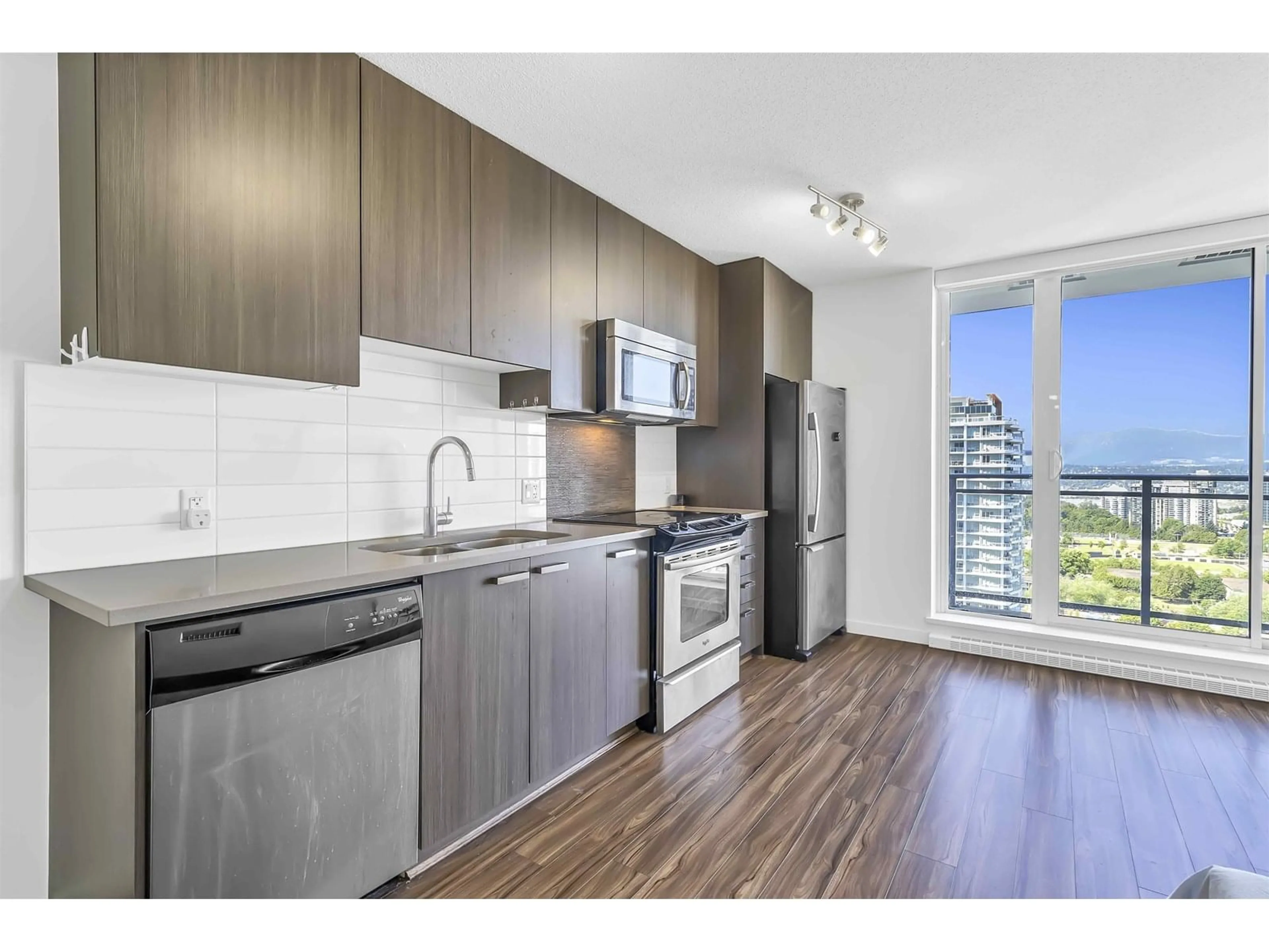 Standard kitchen, wood/laminate floor for 2703 - 13325 102A, Surrey British Columbia V3T0J5