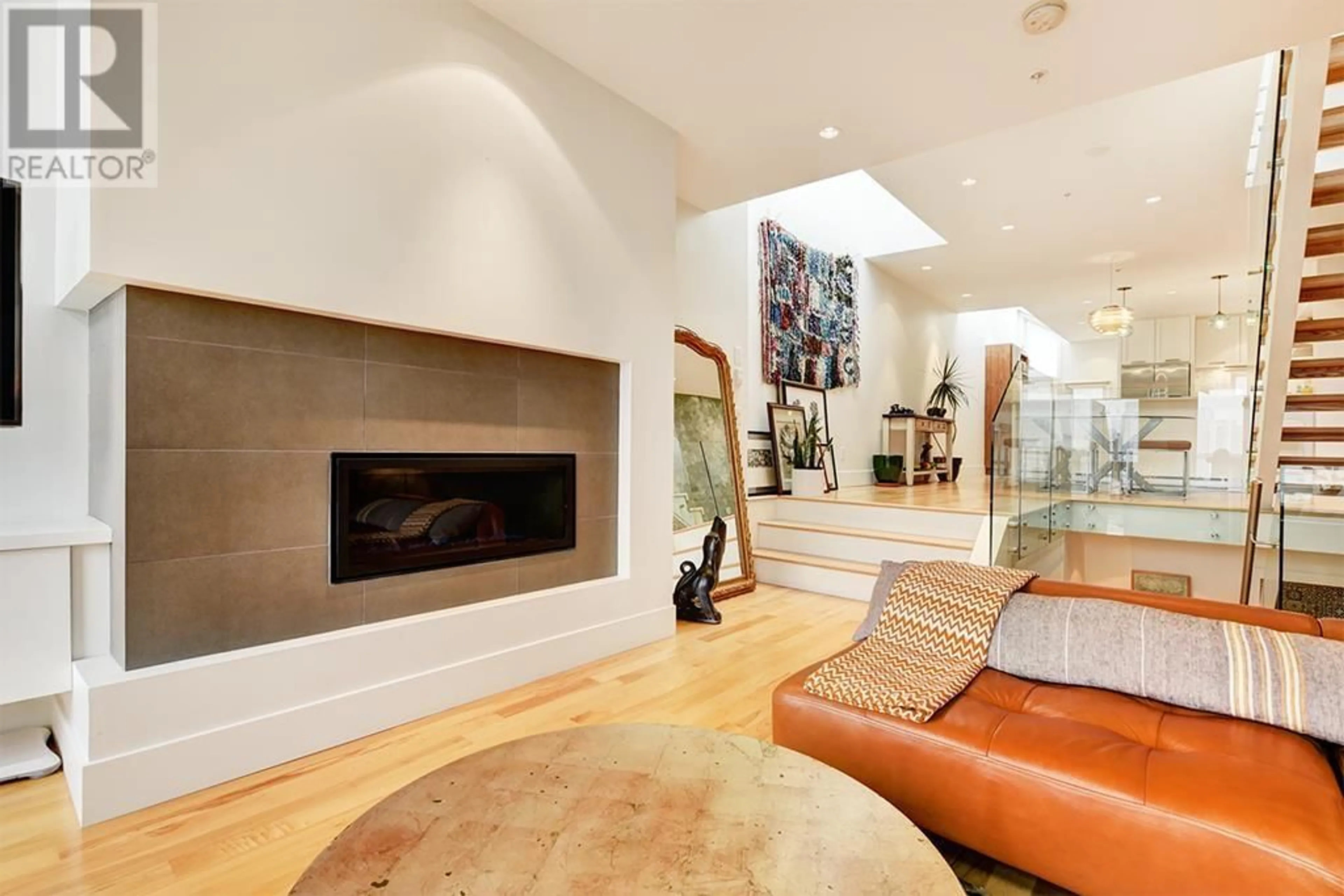 Indoor foyer for 1168 7TH AVENUE, Vancouver British Columbia V6H1B4