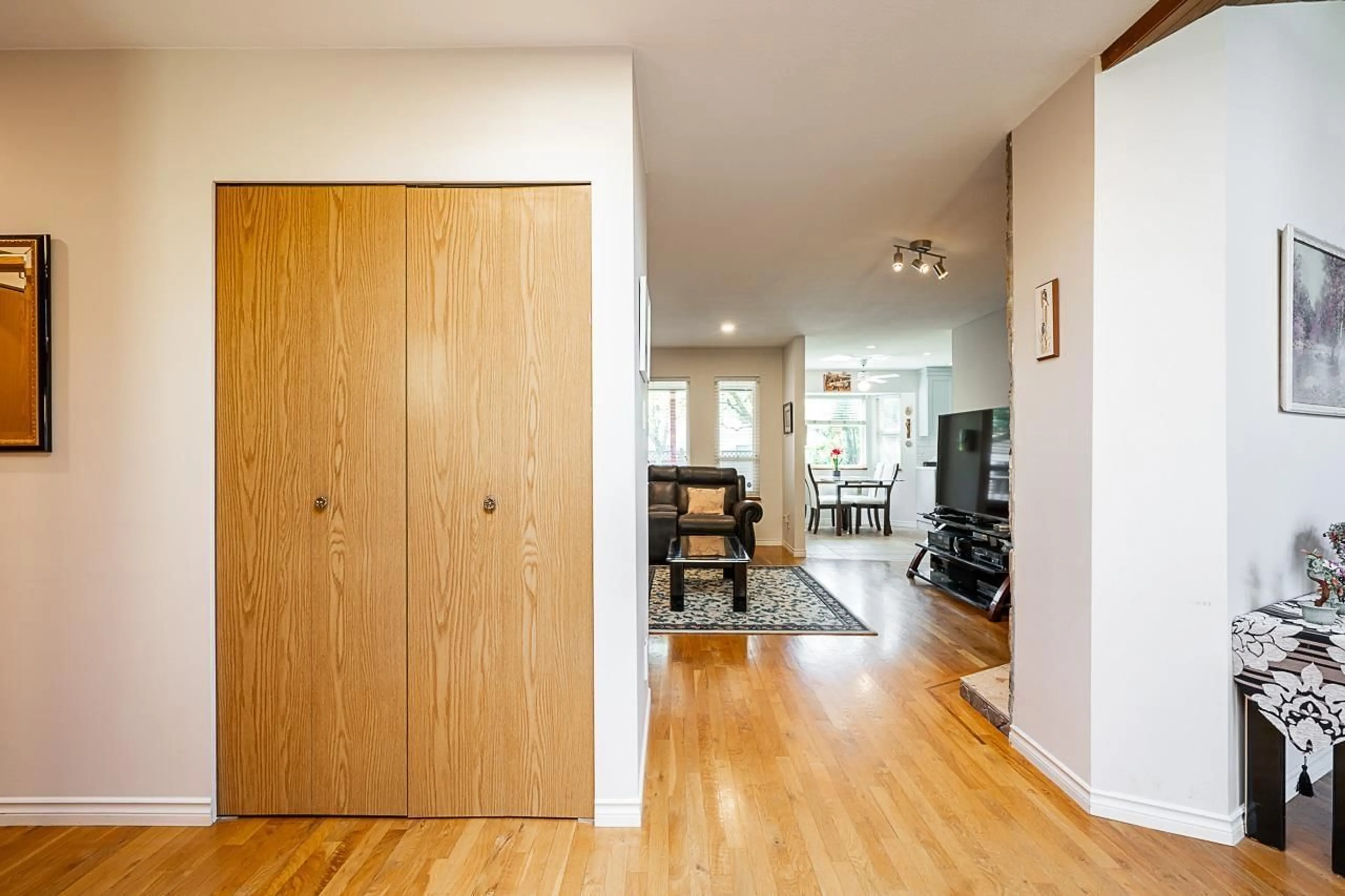 Indoor entryway for 15266 97A, Surrey British Columbia V3R8P6