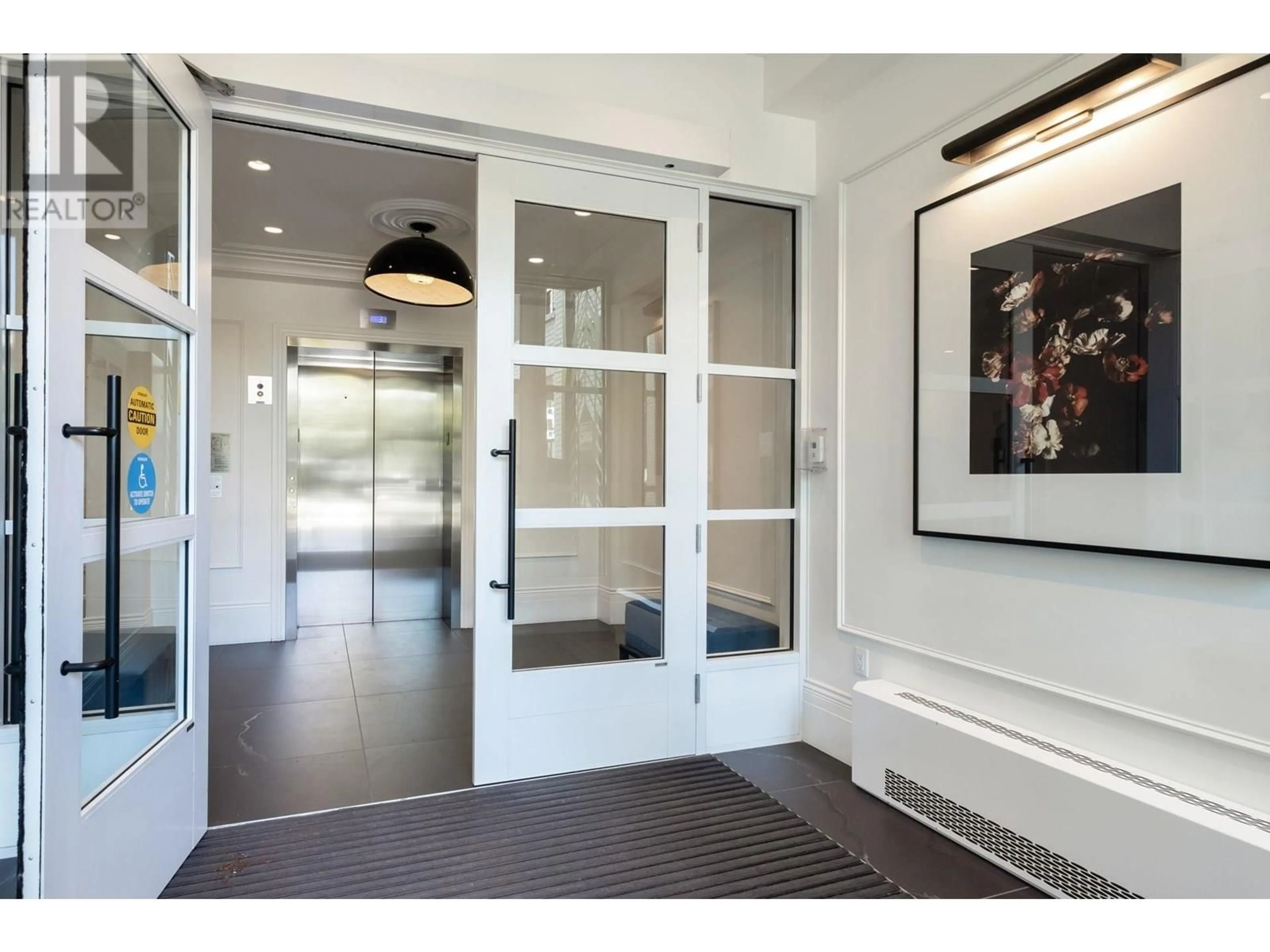 Indoor foyer for 209 - 168 35TH AVENUE, Vancouver British Columbia V5W1A6