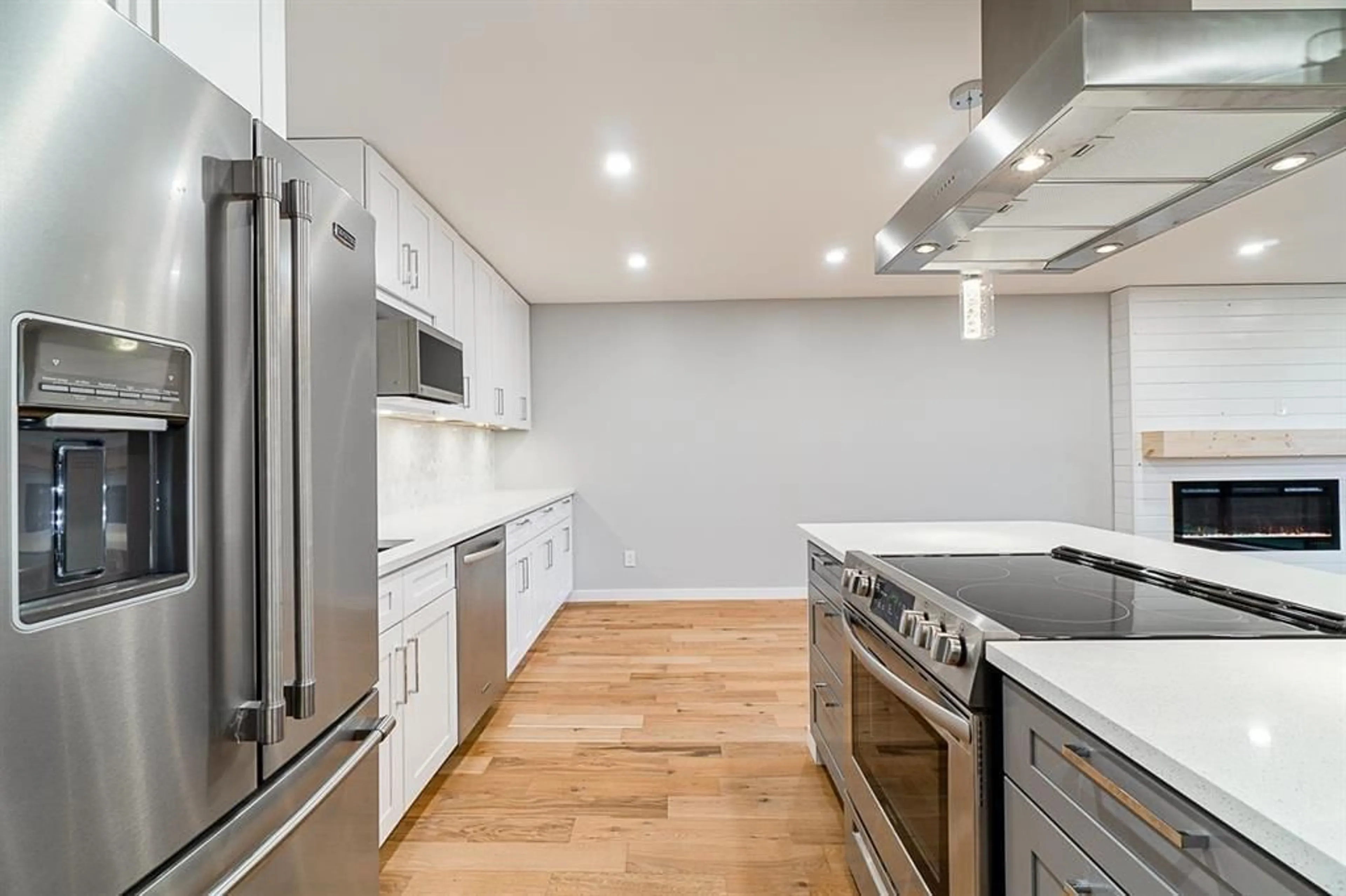 Contemporary kitchen, unknown for 106 - 20460 54, Langley British Columbia V3A6N6