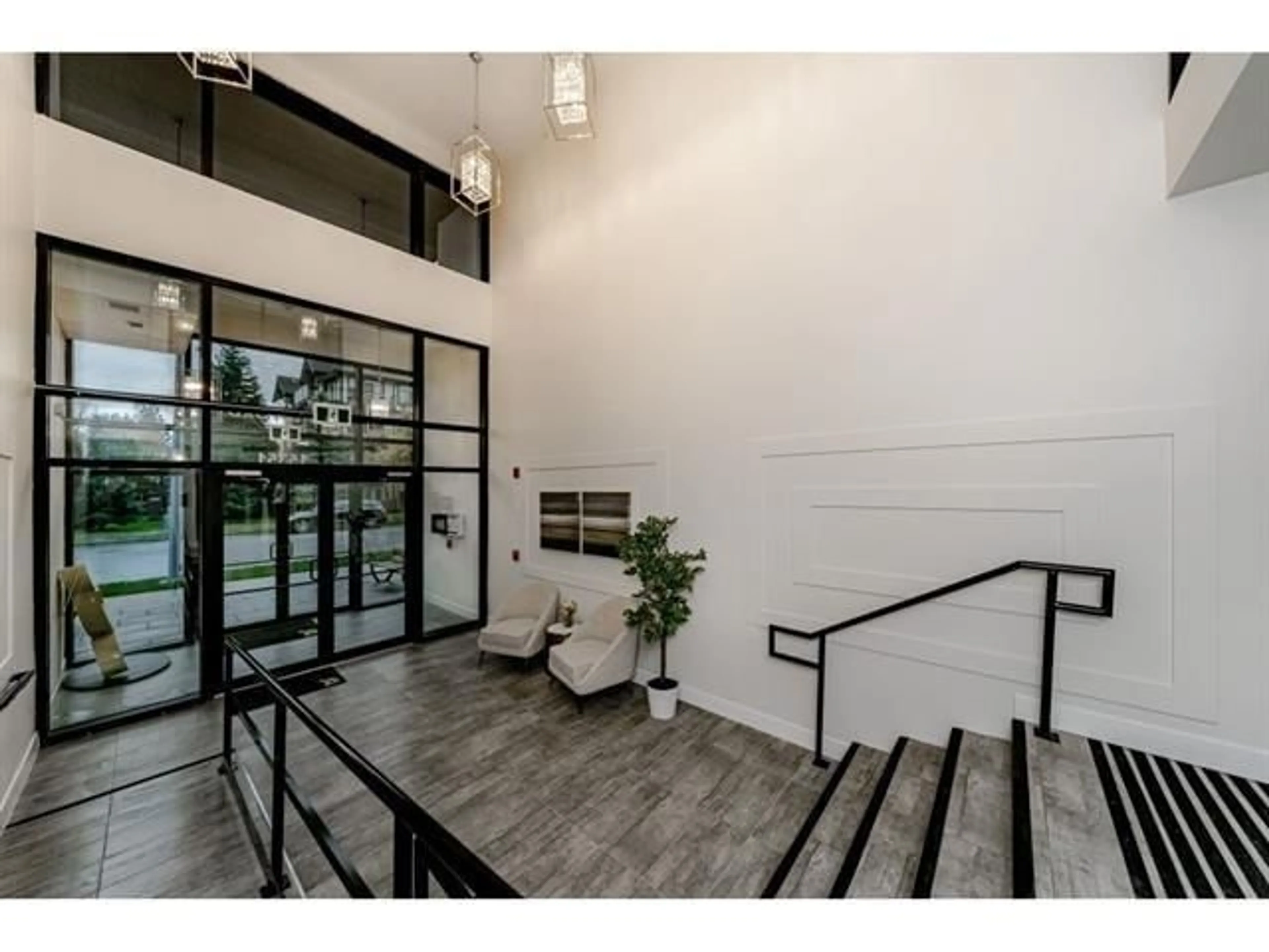 Indoor foyer for 515 - 15351 101, Surrey British Columbia V2Y3N1