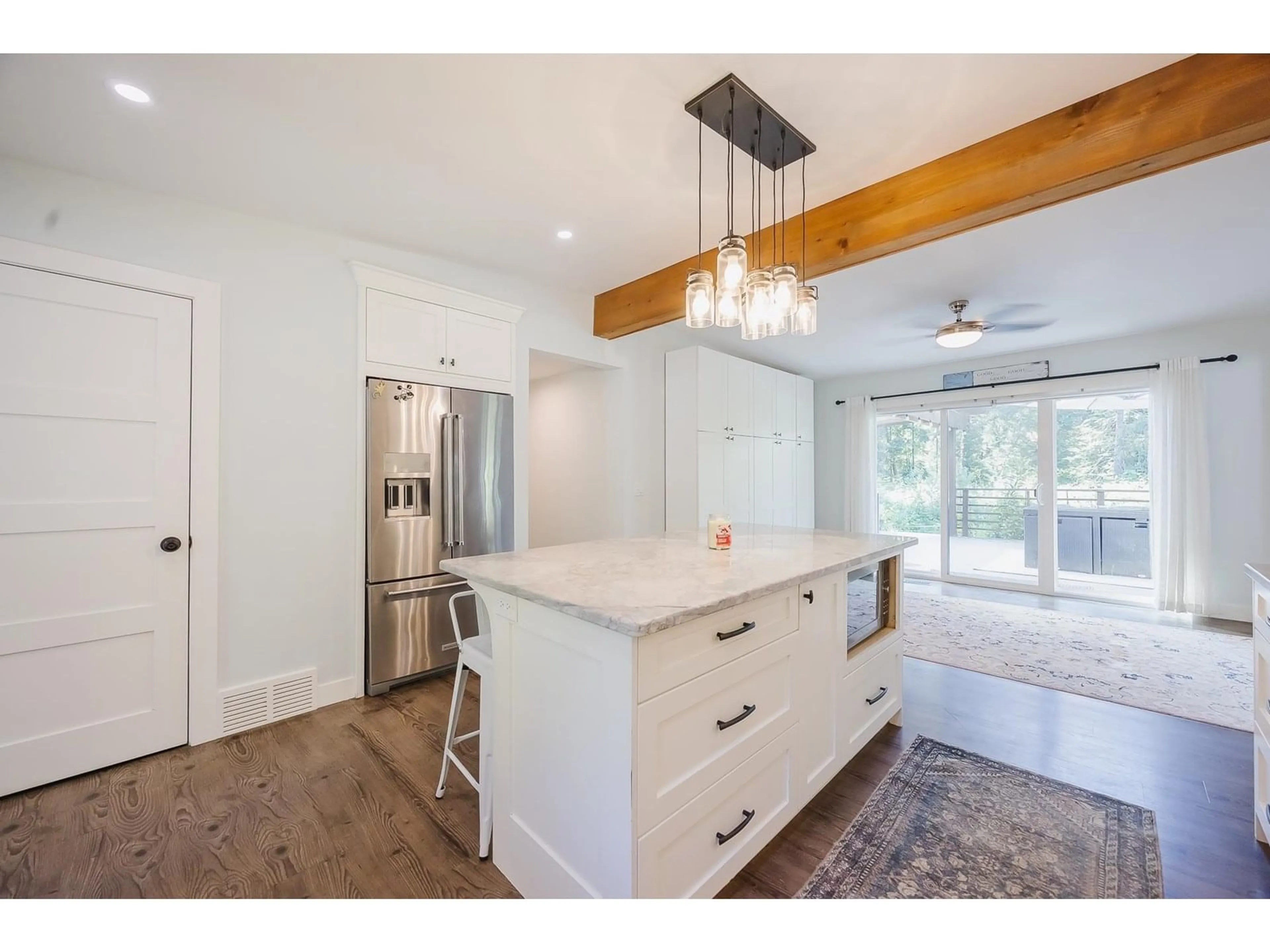 Open concept kitchen, wood/laminate floor for 35406 DURIEU, Mission British Columbia V2V7L1