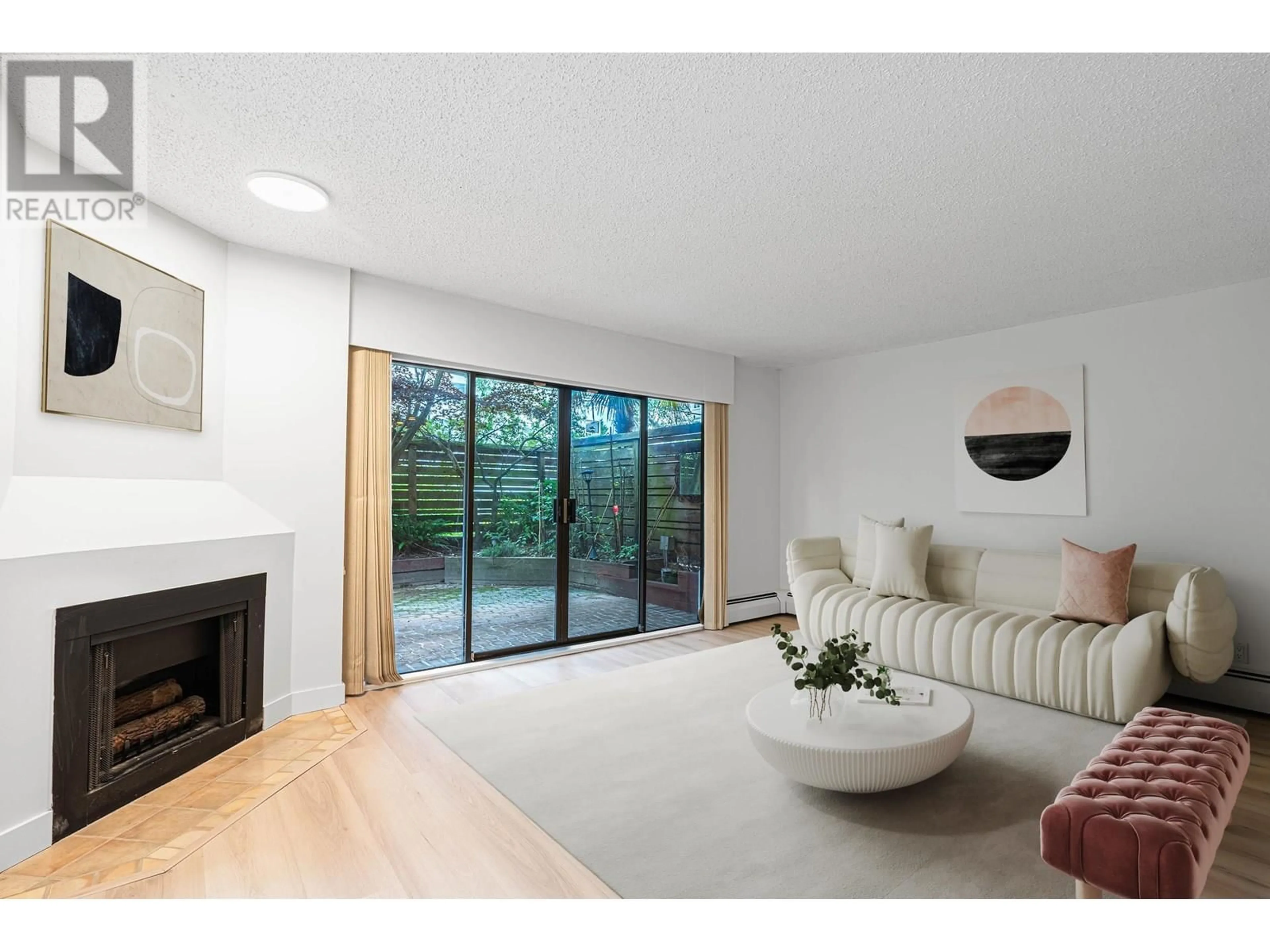 Living room with furniture, unknown for 102 - 747 17TH STREET, West Vancouver British Columbia V7V3T4