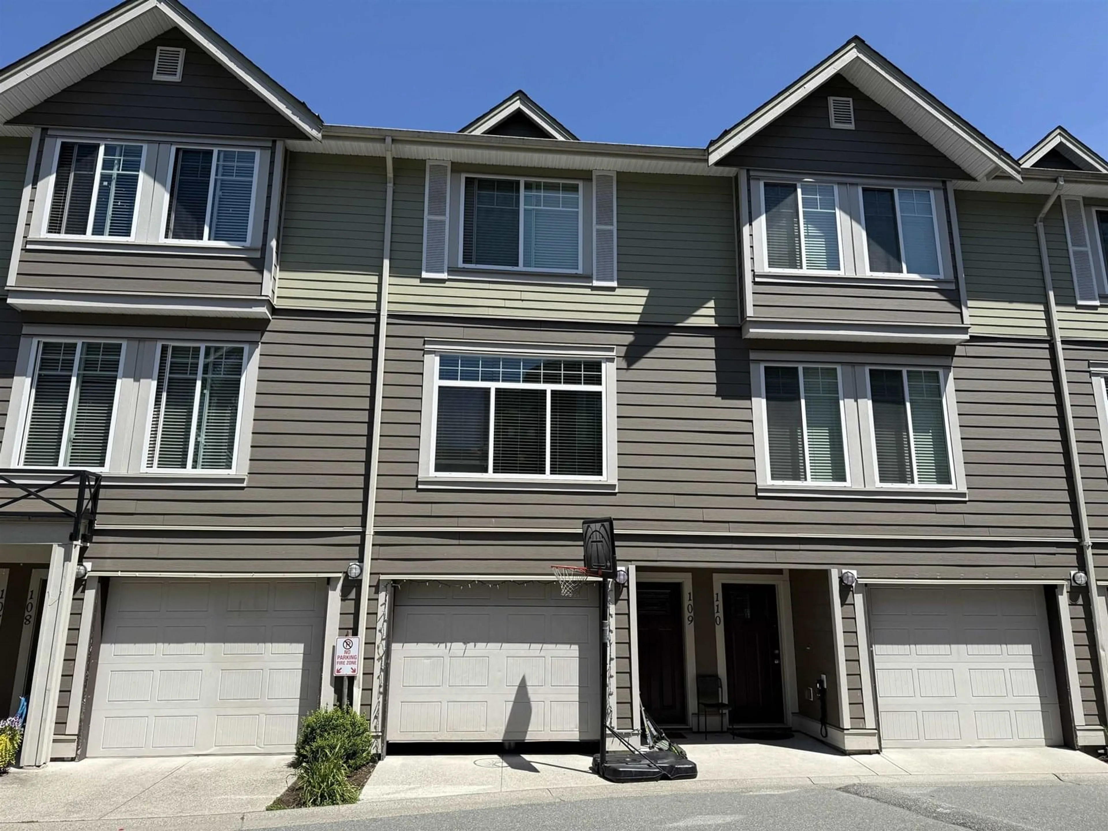 Home with vinyl exterior material, street for 109 - 15399 GUILDFORD, Surrey British Columbia V3R7C6