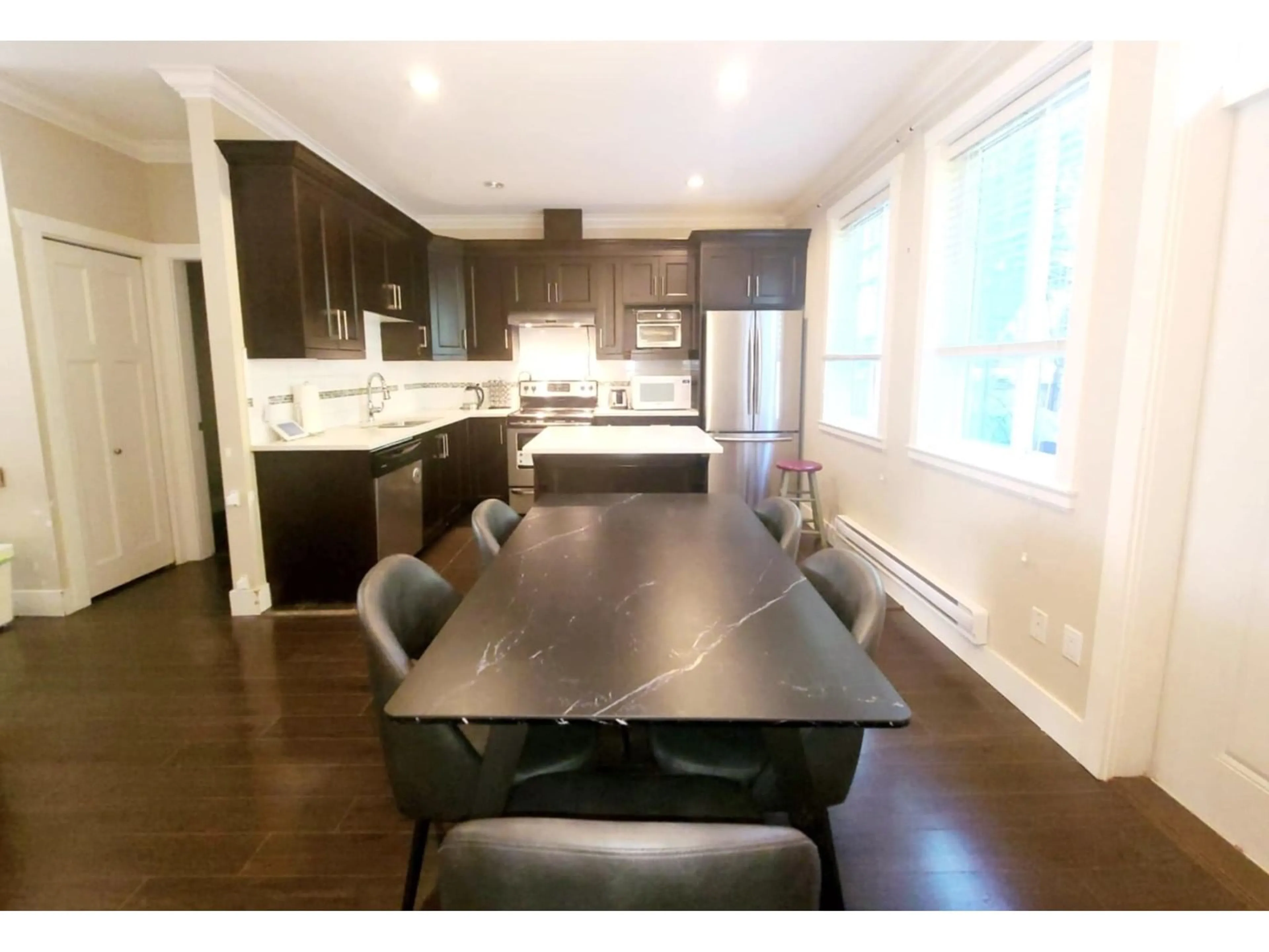 Open concept kitchen, wood/laminate floor for 109 - 15399 GUILDFORD, Surrey British Columbia V3R7C6
