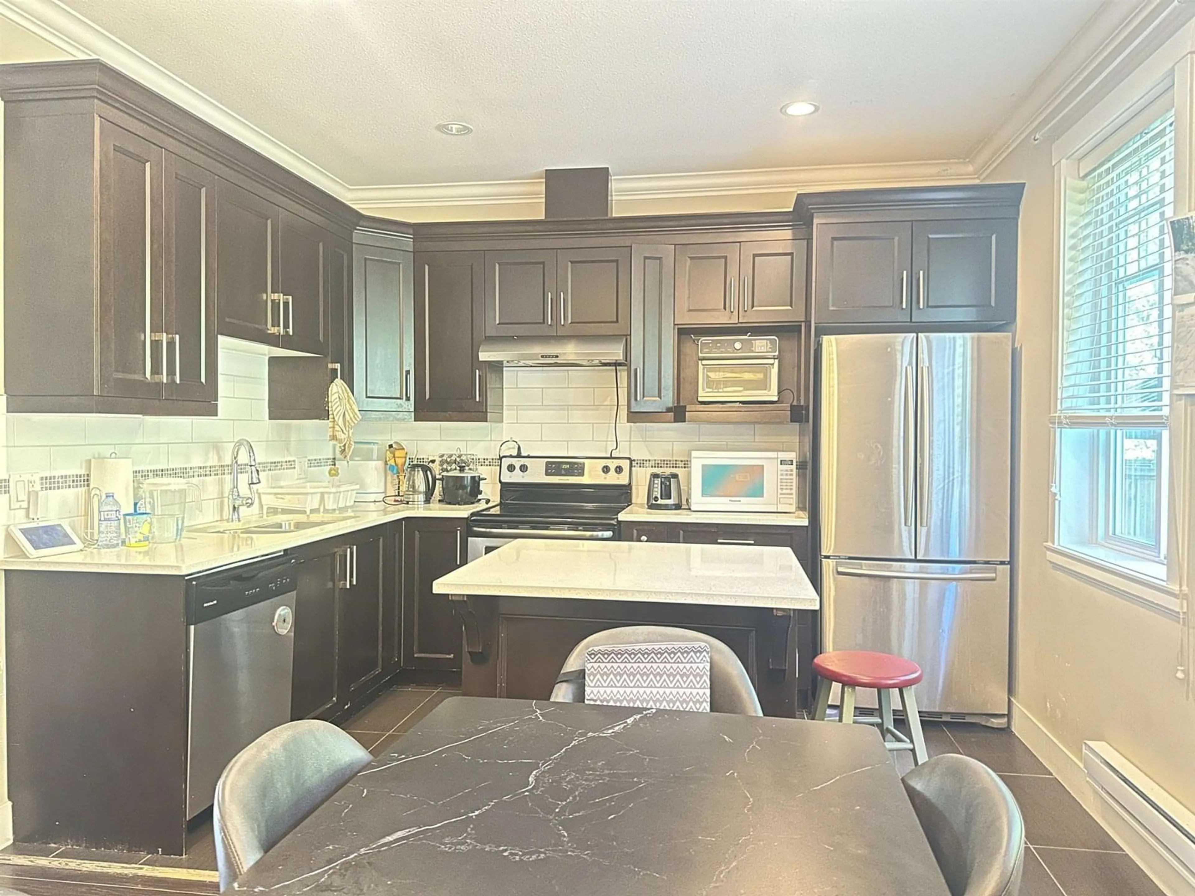 Open concept kitchen, unknown for 109 - 15399 GUILDFORD, Surrey British Columbia V3R7C6