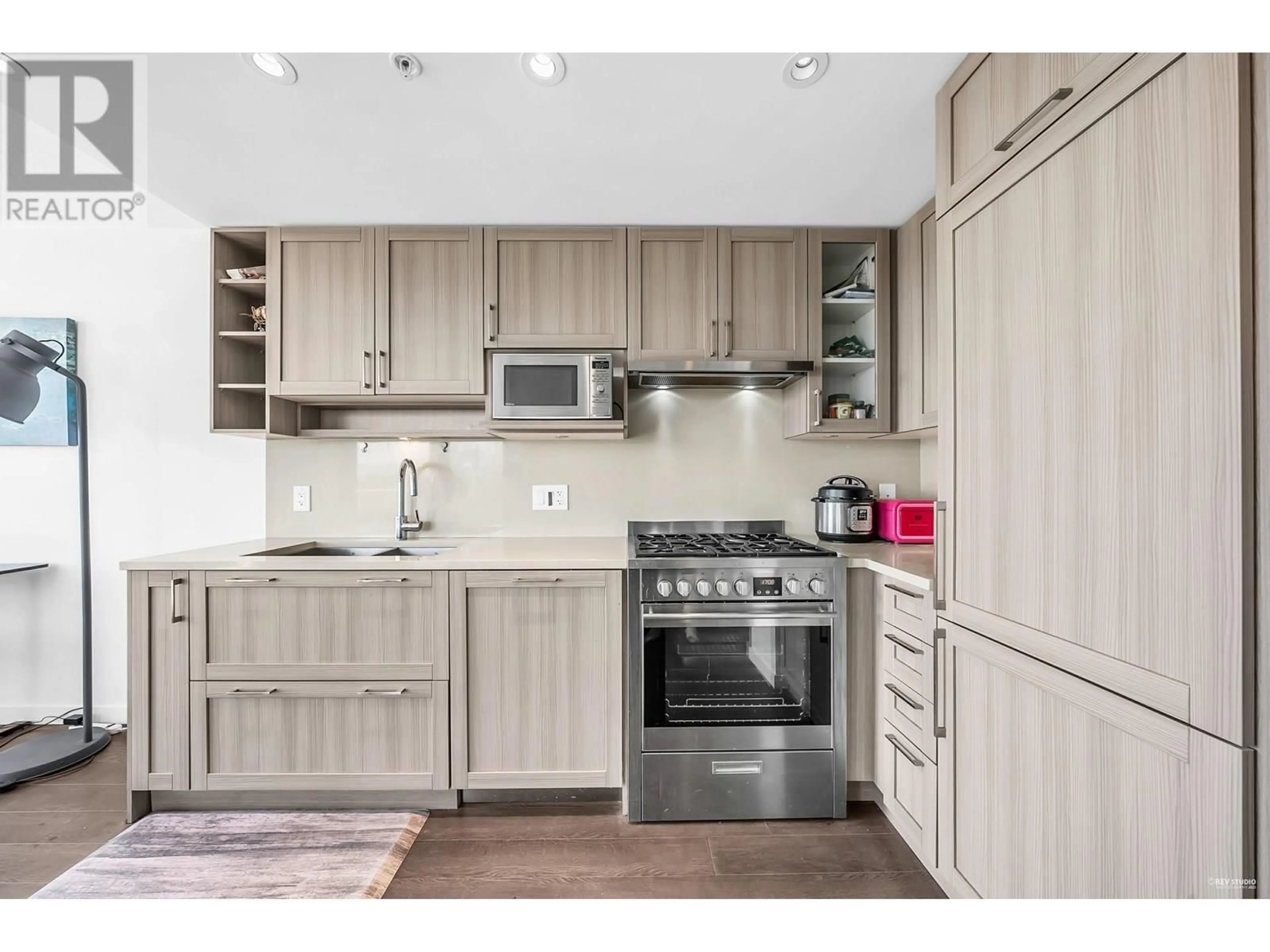 Standard kitchen, wood/laminate floor for 955 - 5515 BOUNDARY ROAD, Vancouver British Columbia V5R0E3