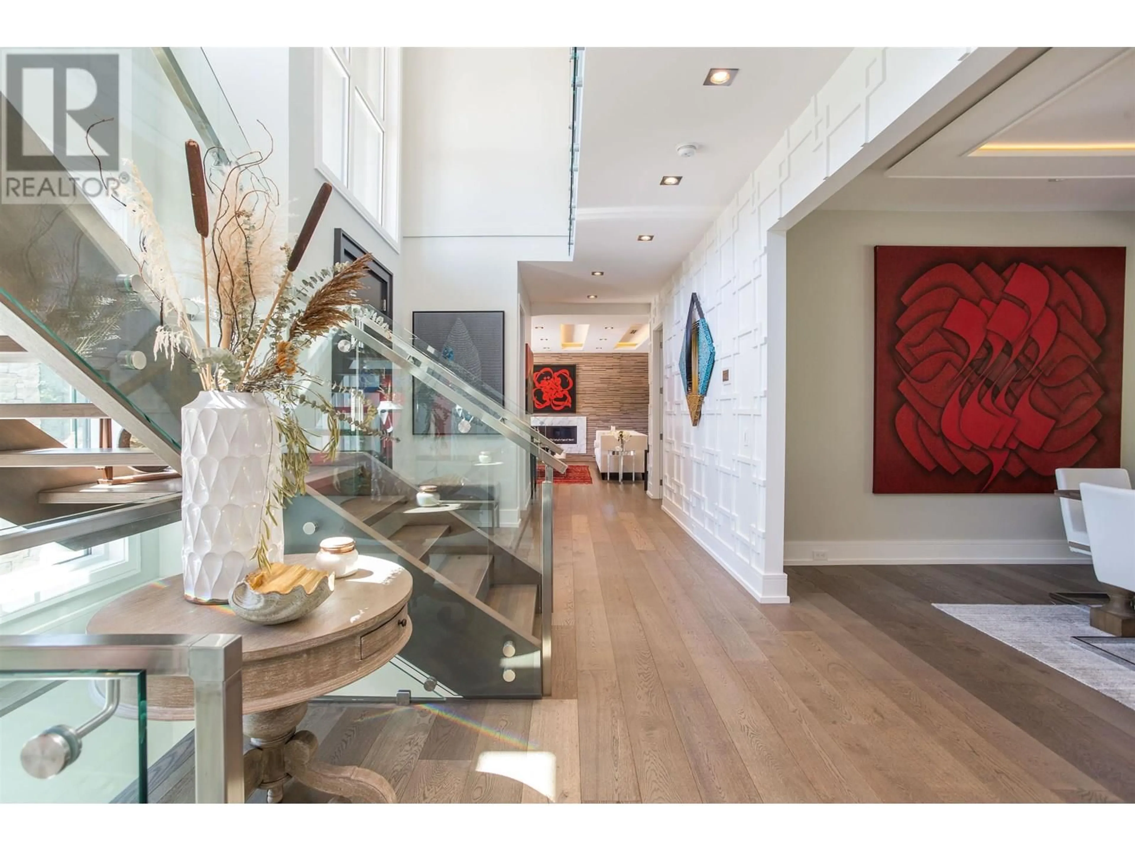Indoor foyer for 966 BEAUMONT DRIVE, North Vancouver British Columbia V7R1P6