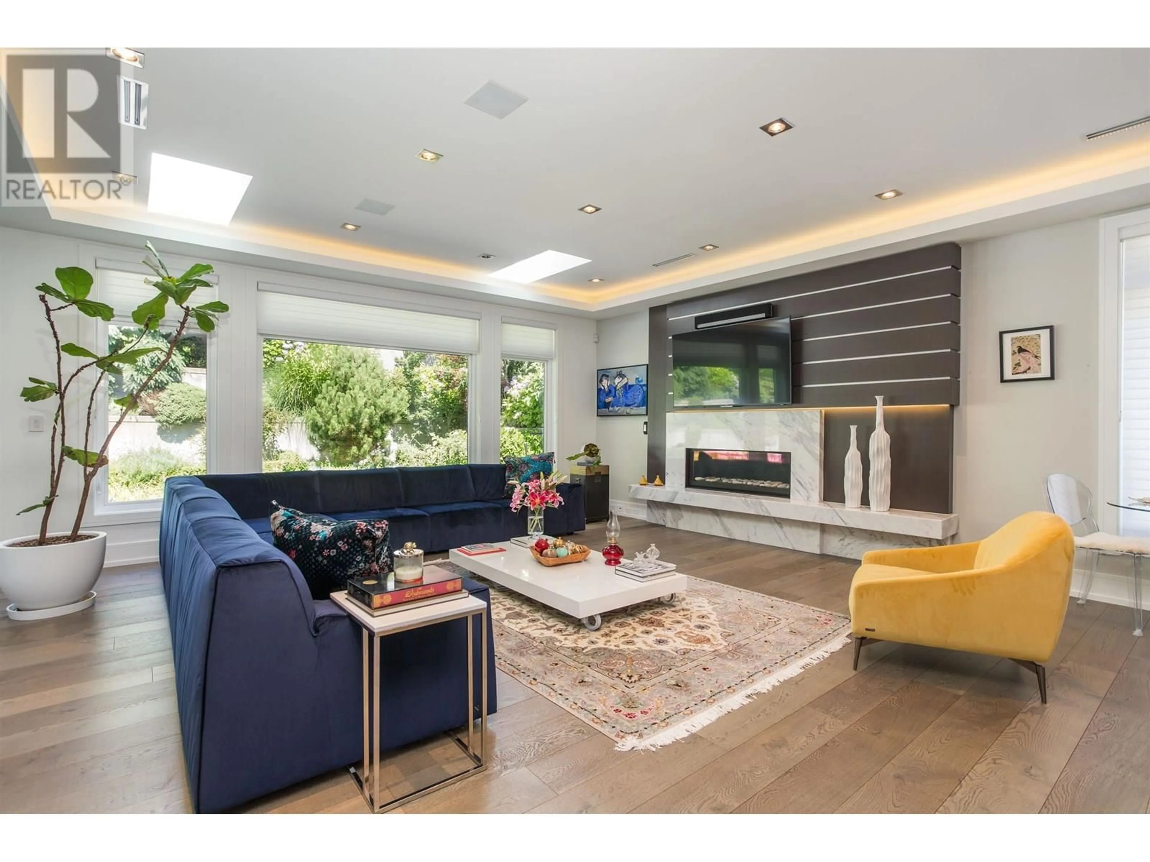 Living room with furniture, unknown for 966 BEAUMONT DRIVE, North Vancouver British Columbia V7R1P6
