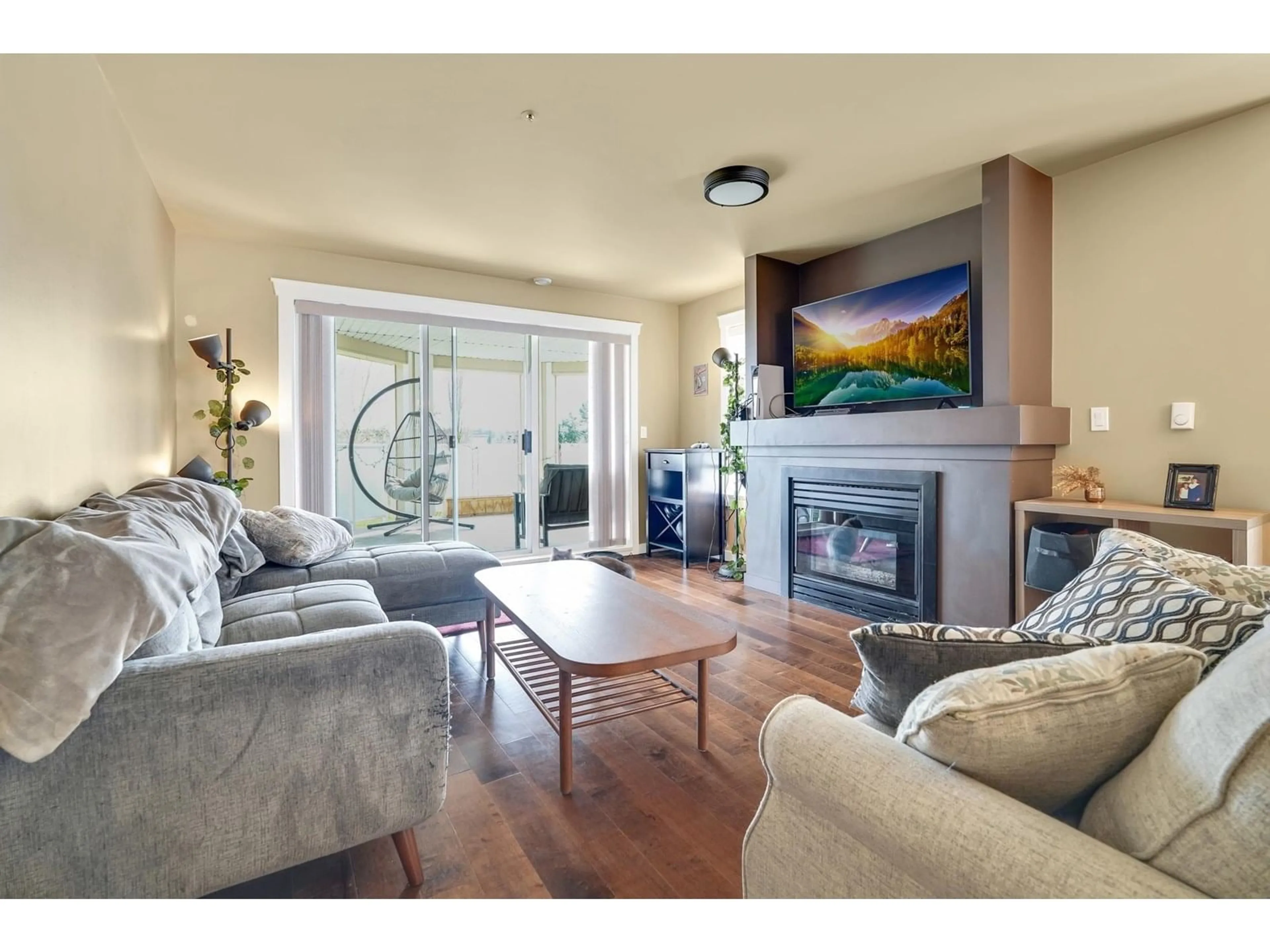 Living room with furniture, wood/laminate floor for 304 - 20145 55A, Langley British Columbia V3A8L6