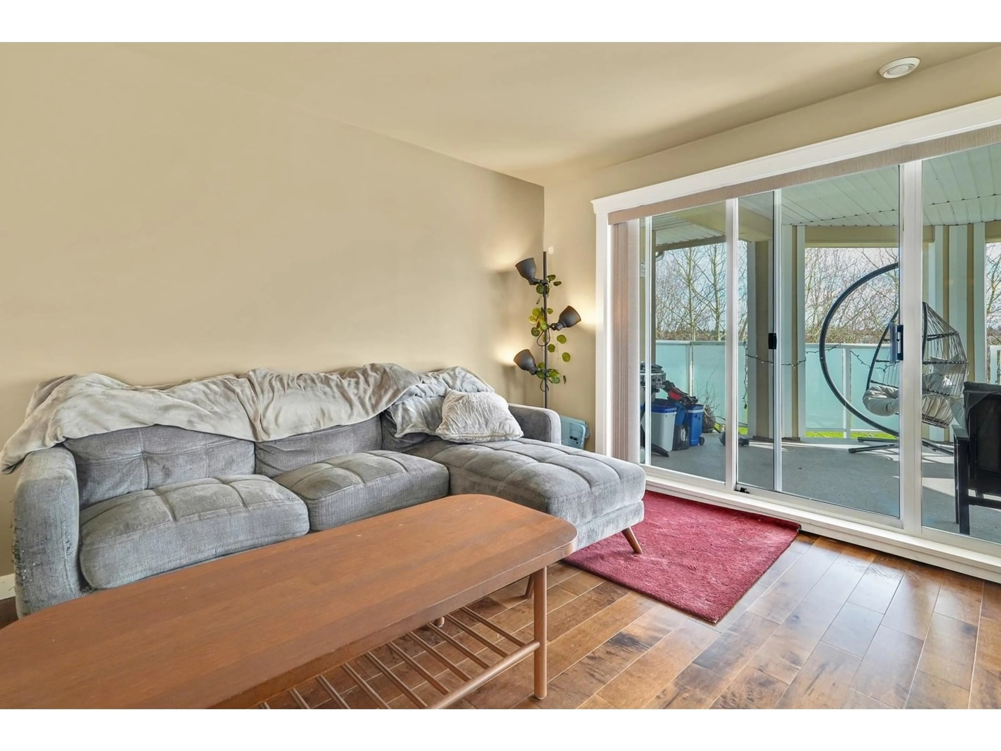 Living room with furniture, wood/laminate floor for 304 - 20145 55A, Langley British Columbia V3A8L6