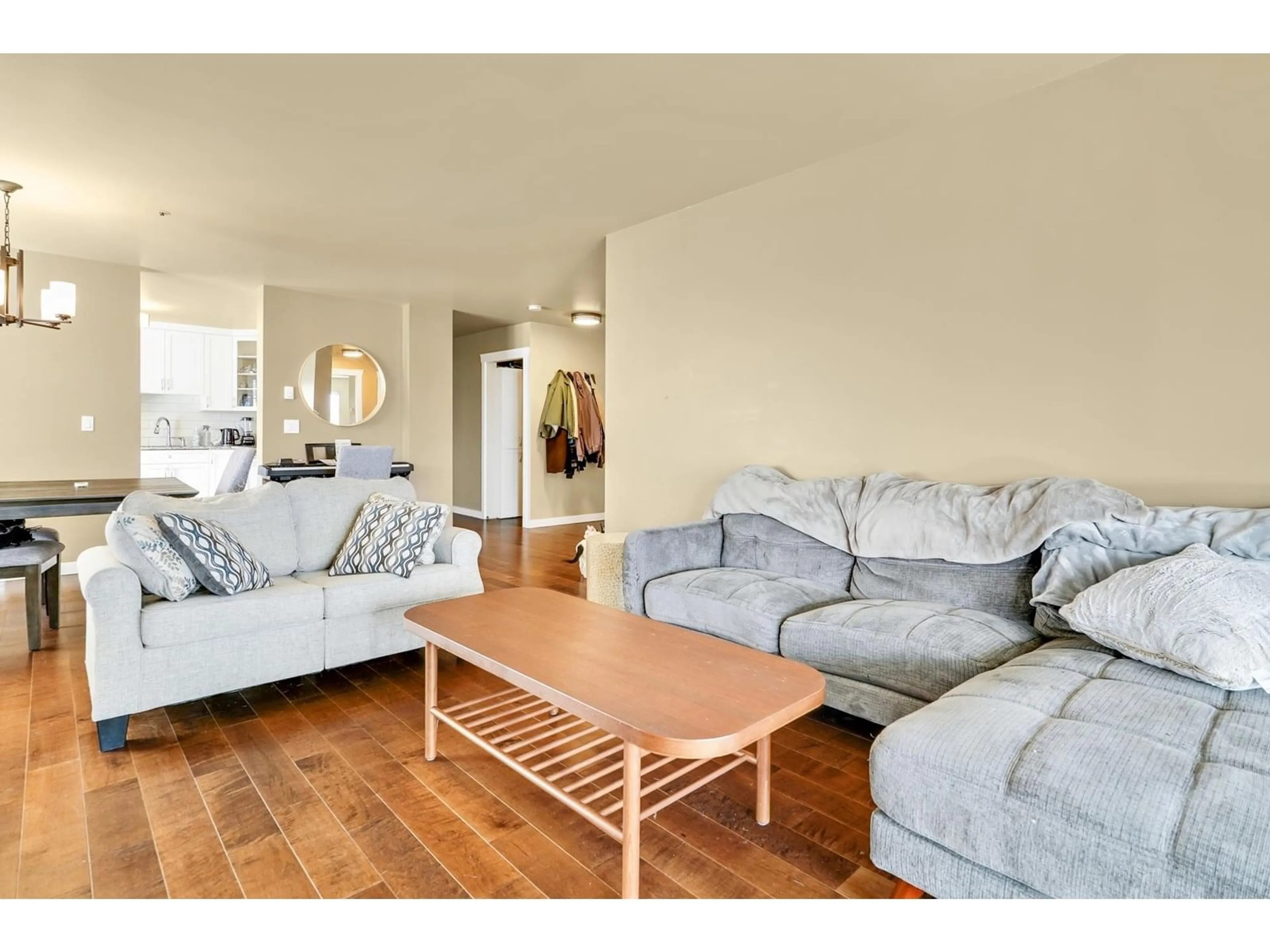 Living room with furniture, wood/laminate floor for 304 - 20145 55A, Langley British Columbia V3A8L6