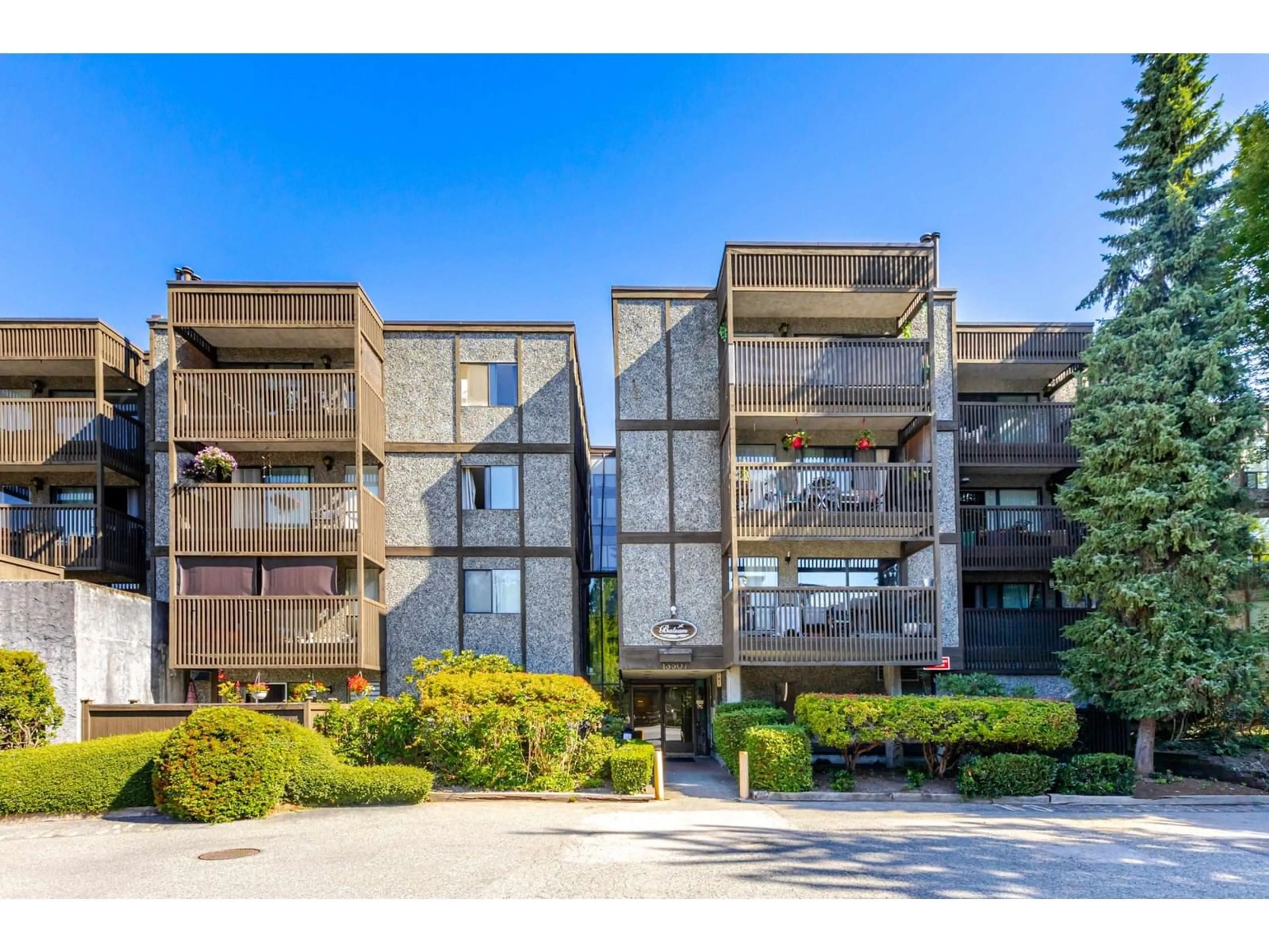 A pic from outside/outdoor area/front of a property/back of a property/a pic from drone, building for 305 - 13507 96, Surrey British Columbia V3V7P3