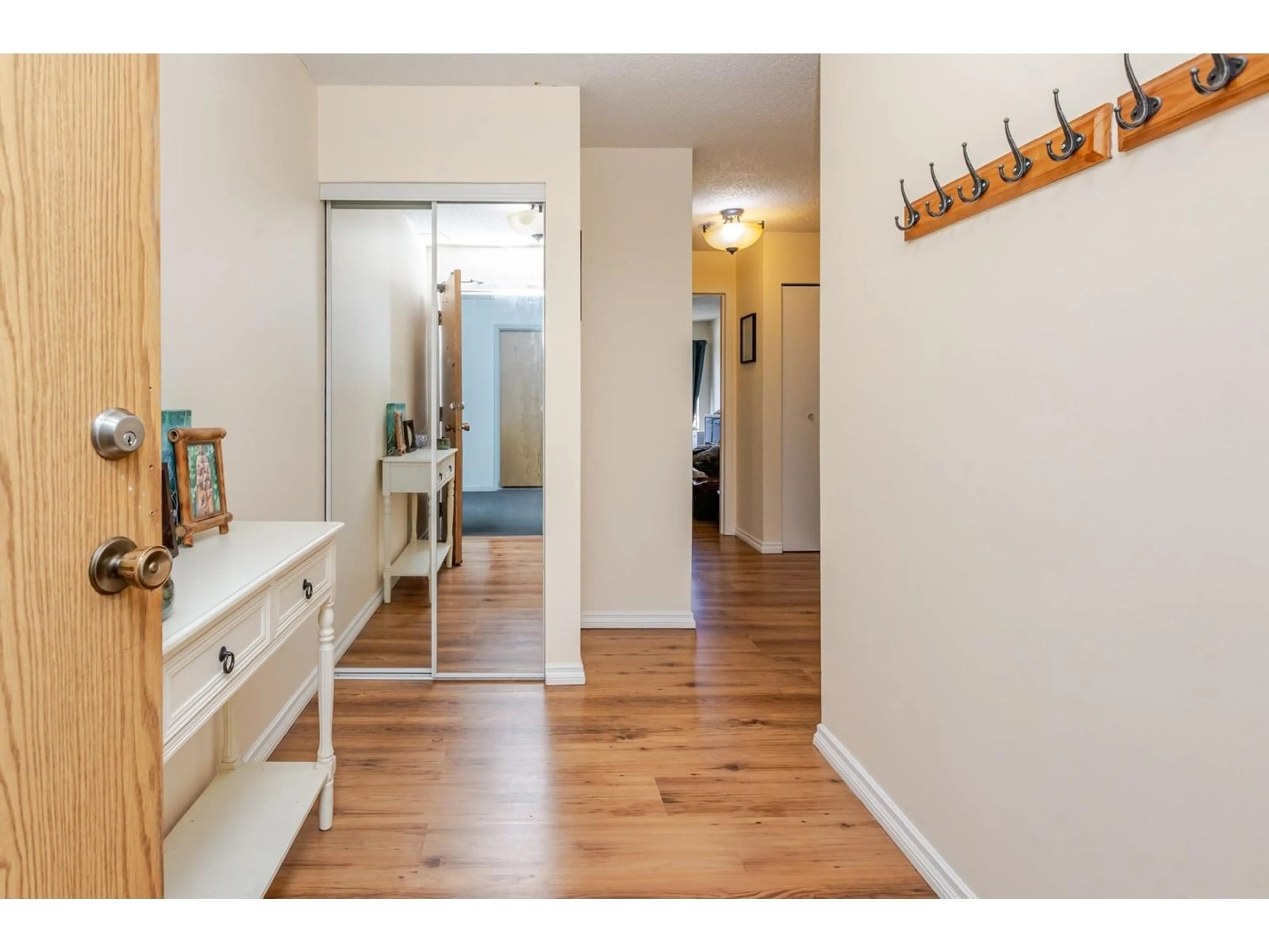 Indoor entryway for 305 - 13507 96, Surrey British Columbia V3V7P3