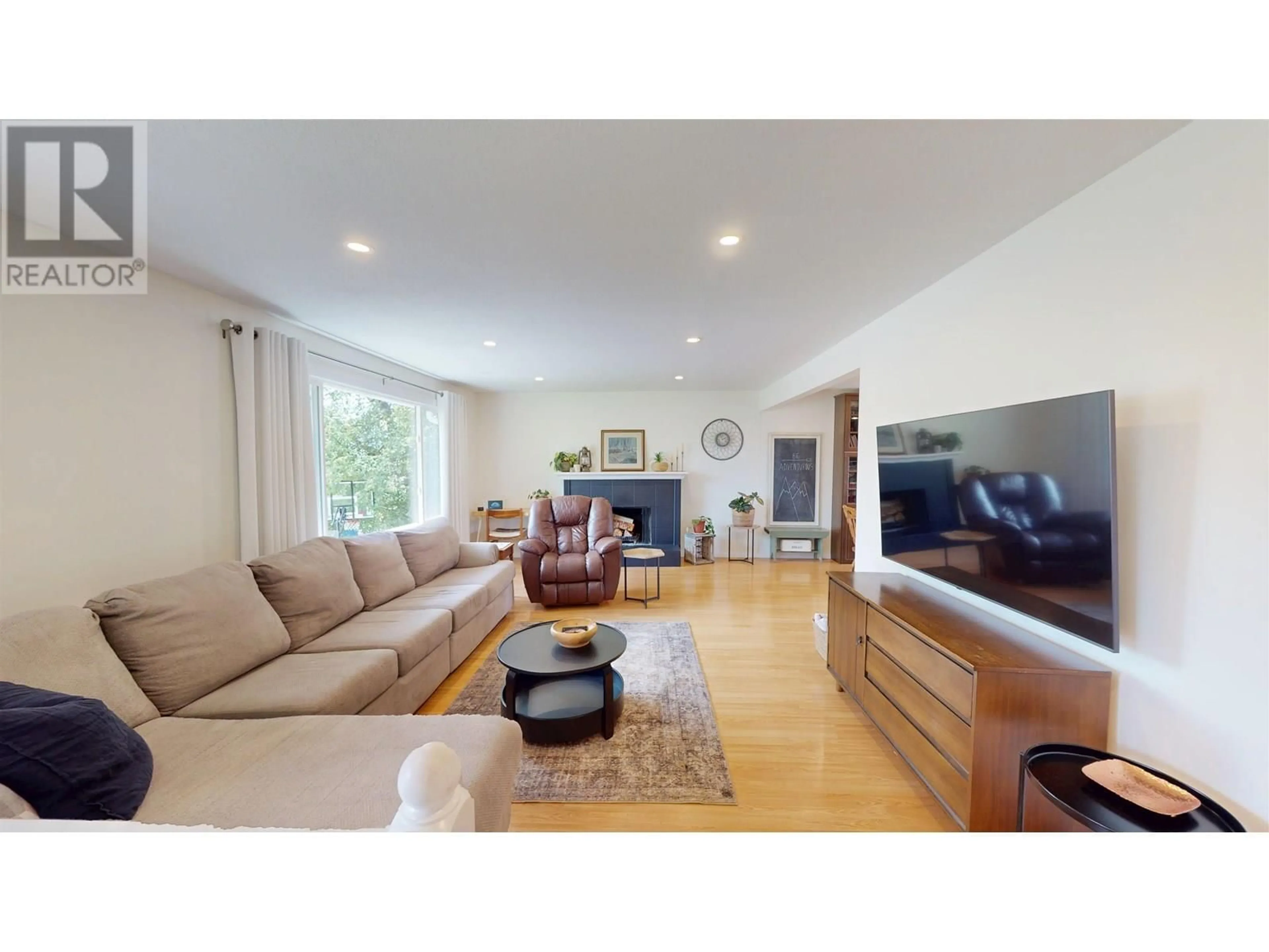 Living room with furniture, wood/laminate floor for 3297 PARISH ROAD, Houston British Columbia V0J1Z0