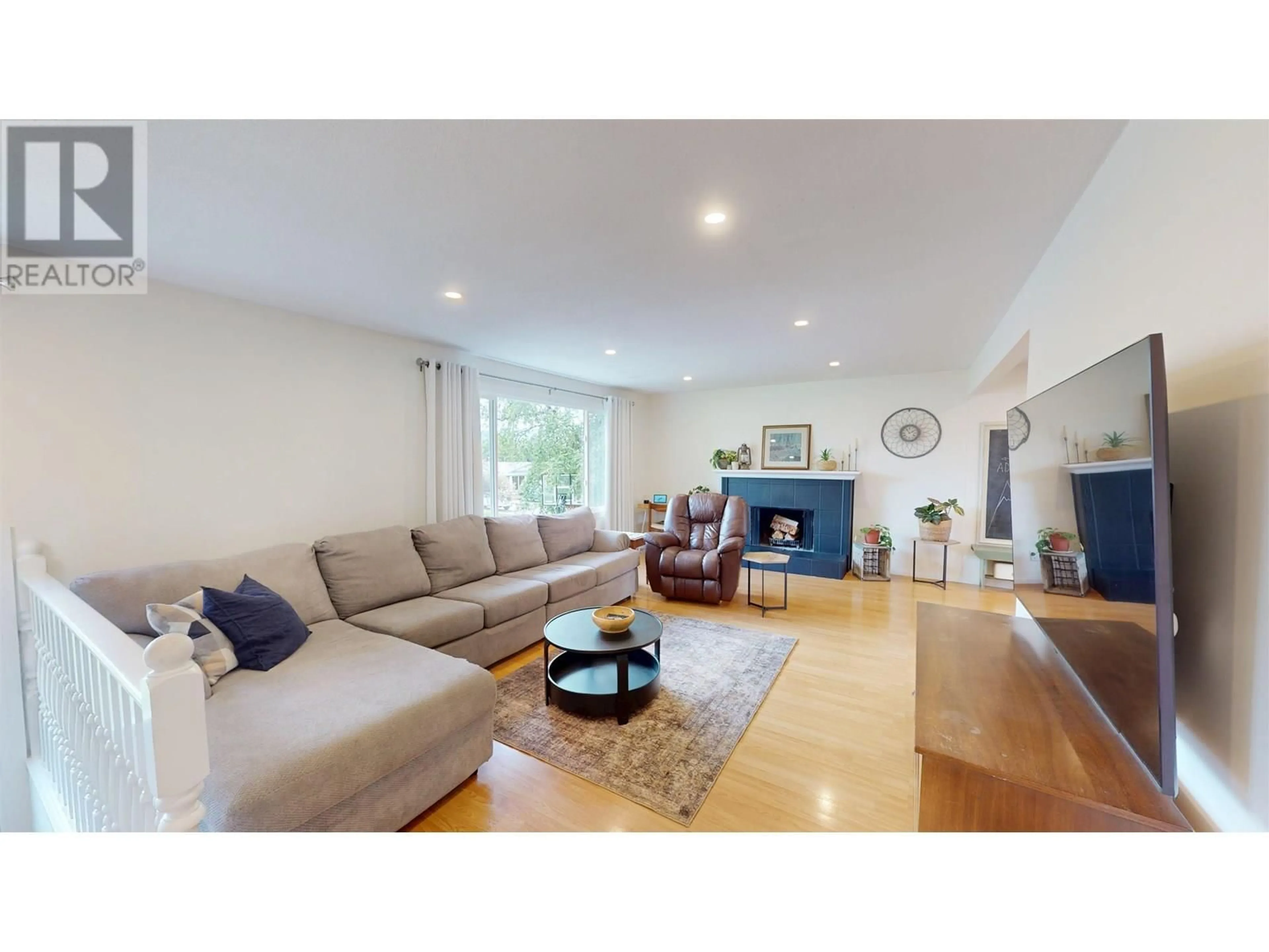 Living room with furniture, wood/laminate floor for 3297 PARISH ROAD, Houston British Columbia V0J1Z0