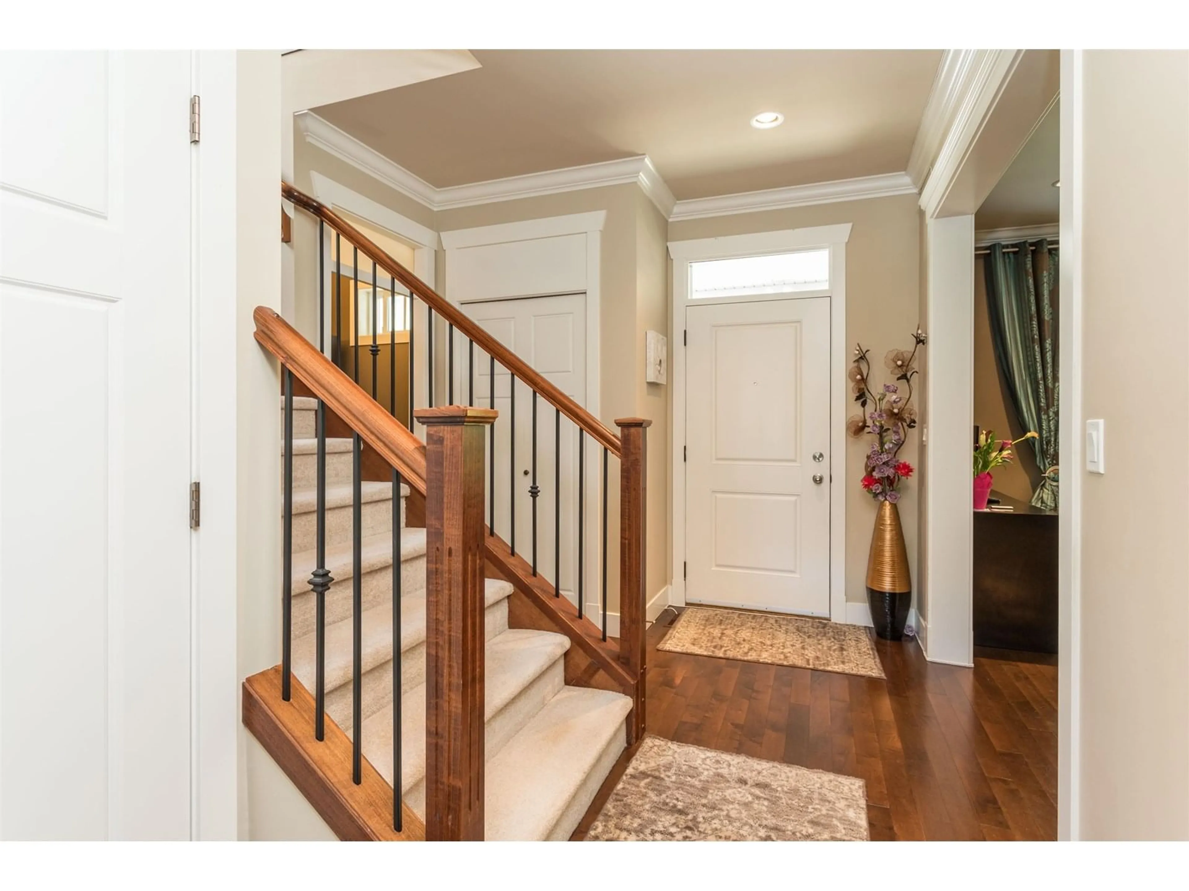 Indoor entryway for 7015 195, Surrey British Columbia V4N5Z2