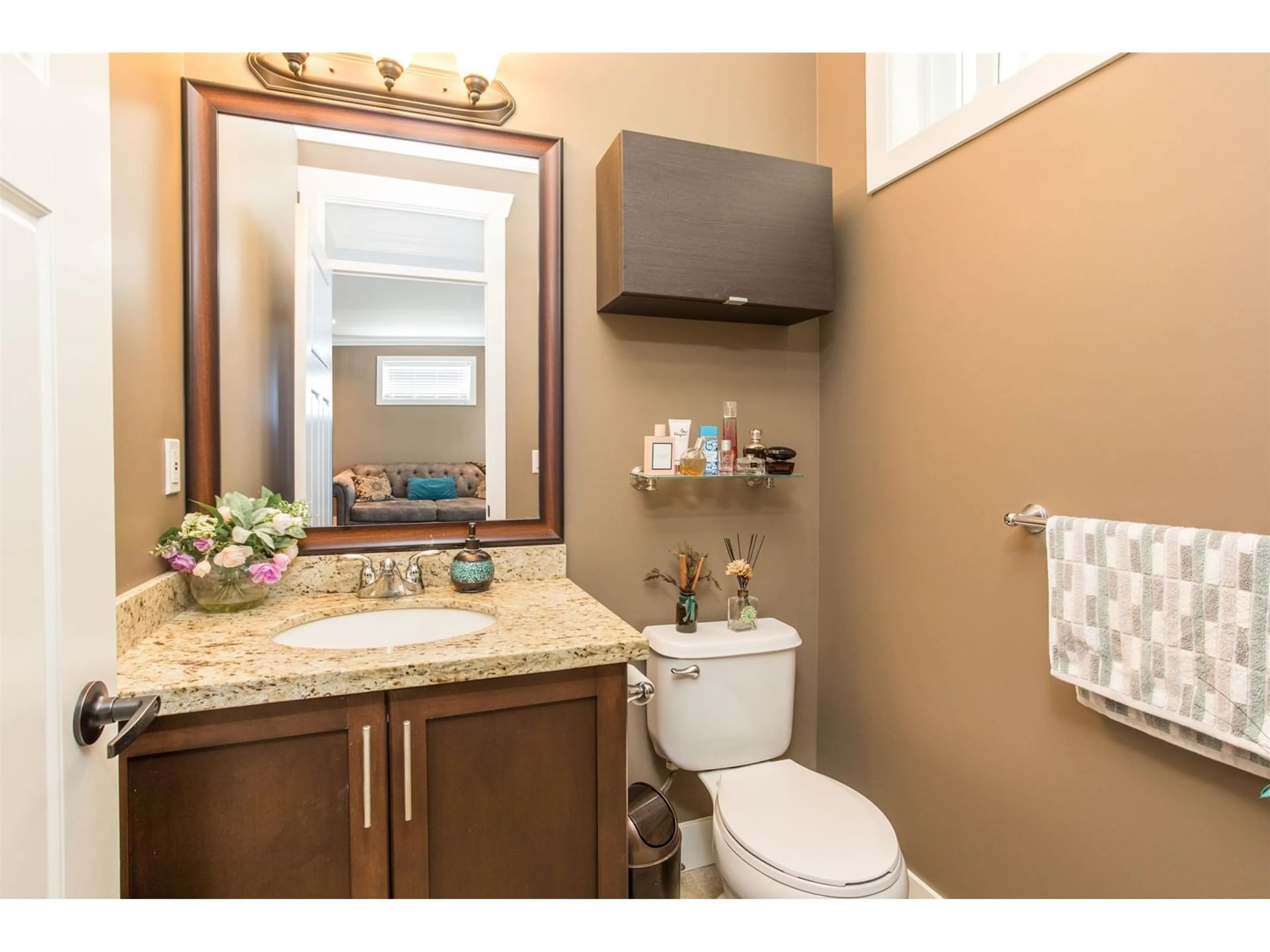 Standard bathroom, unknown for 7015 195, Surrey British Columbia V4N5Z2
