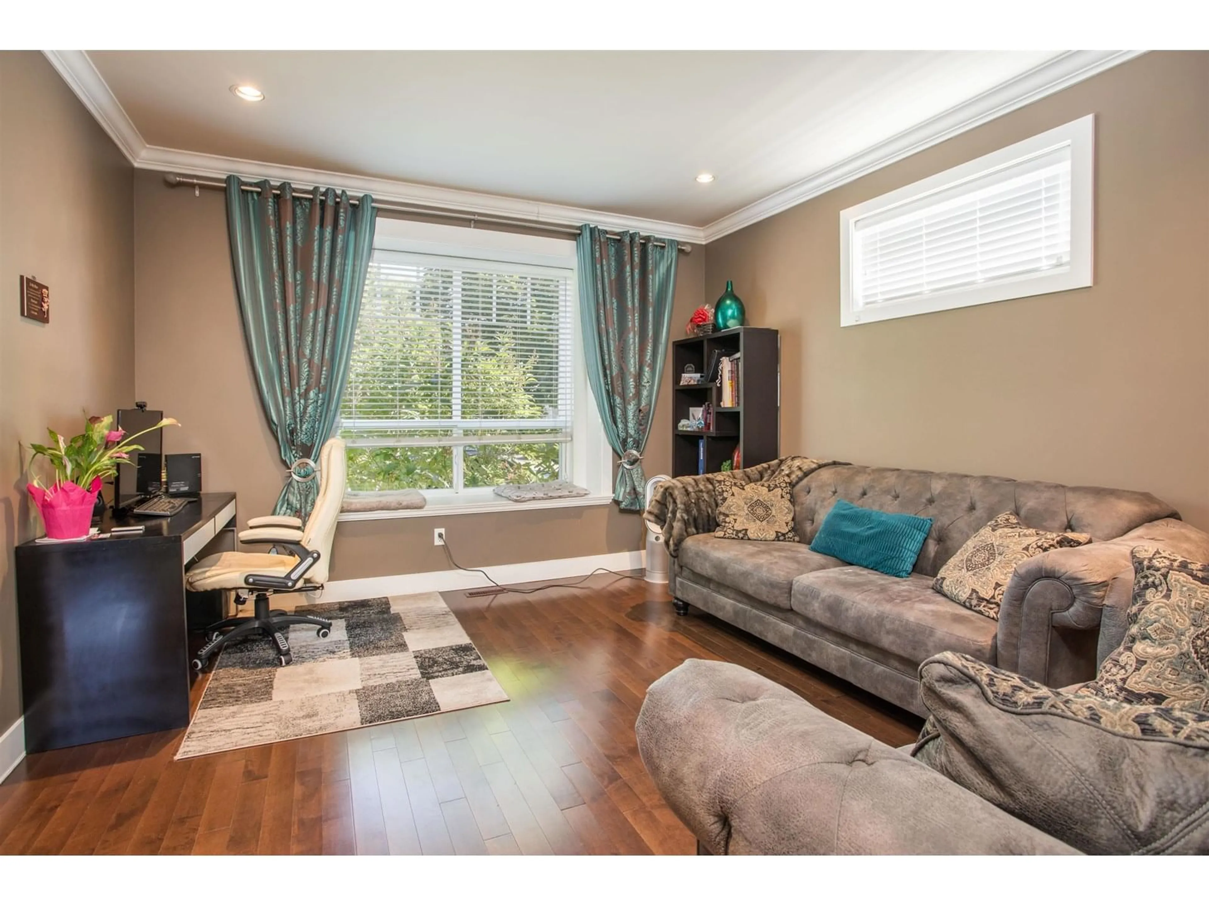 Living room with furniture, wood/laminate floor for 7015 195, Surrey British Columbia V4N5Z2
