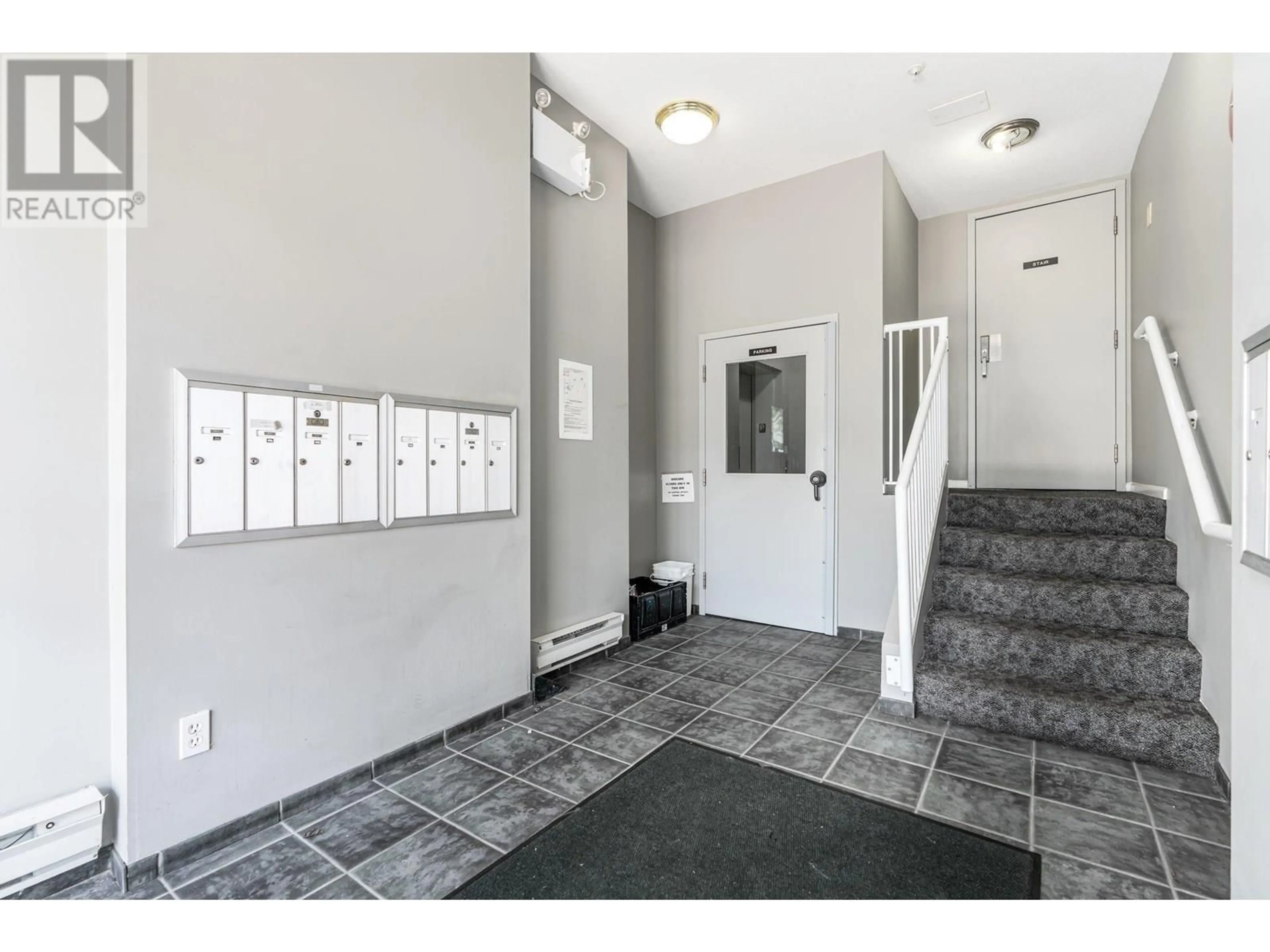 Indoor foyer for 101 - 723 TWELFTH STREET, New Westminster British Columbia V3M4J8