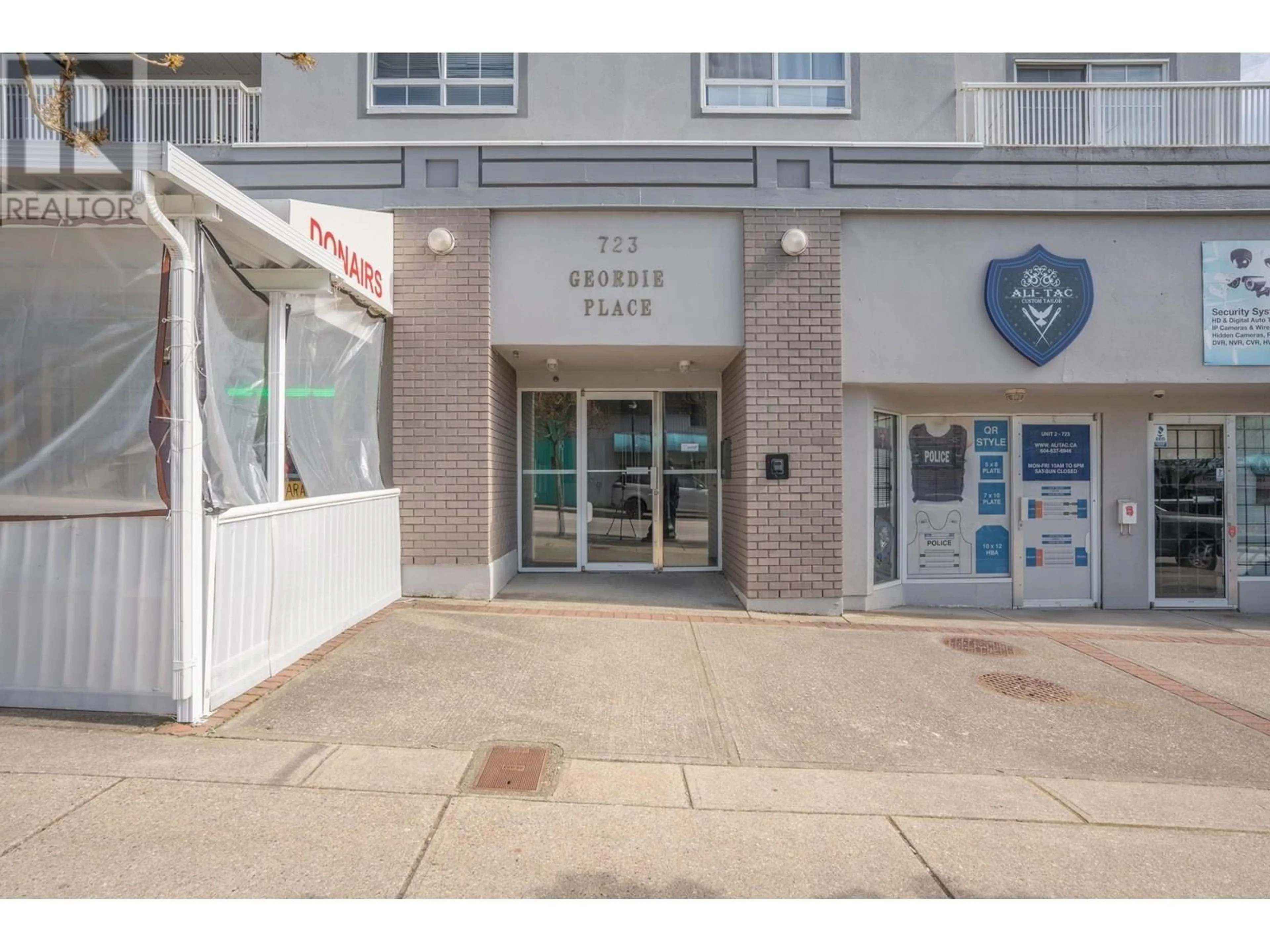Indoor foyer for 104 - 723 TWELFTH STREET, New Westminster British Columbia V3M4J8