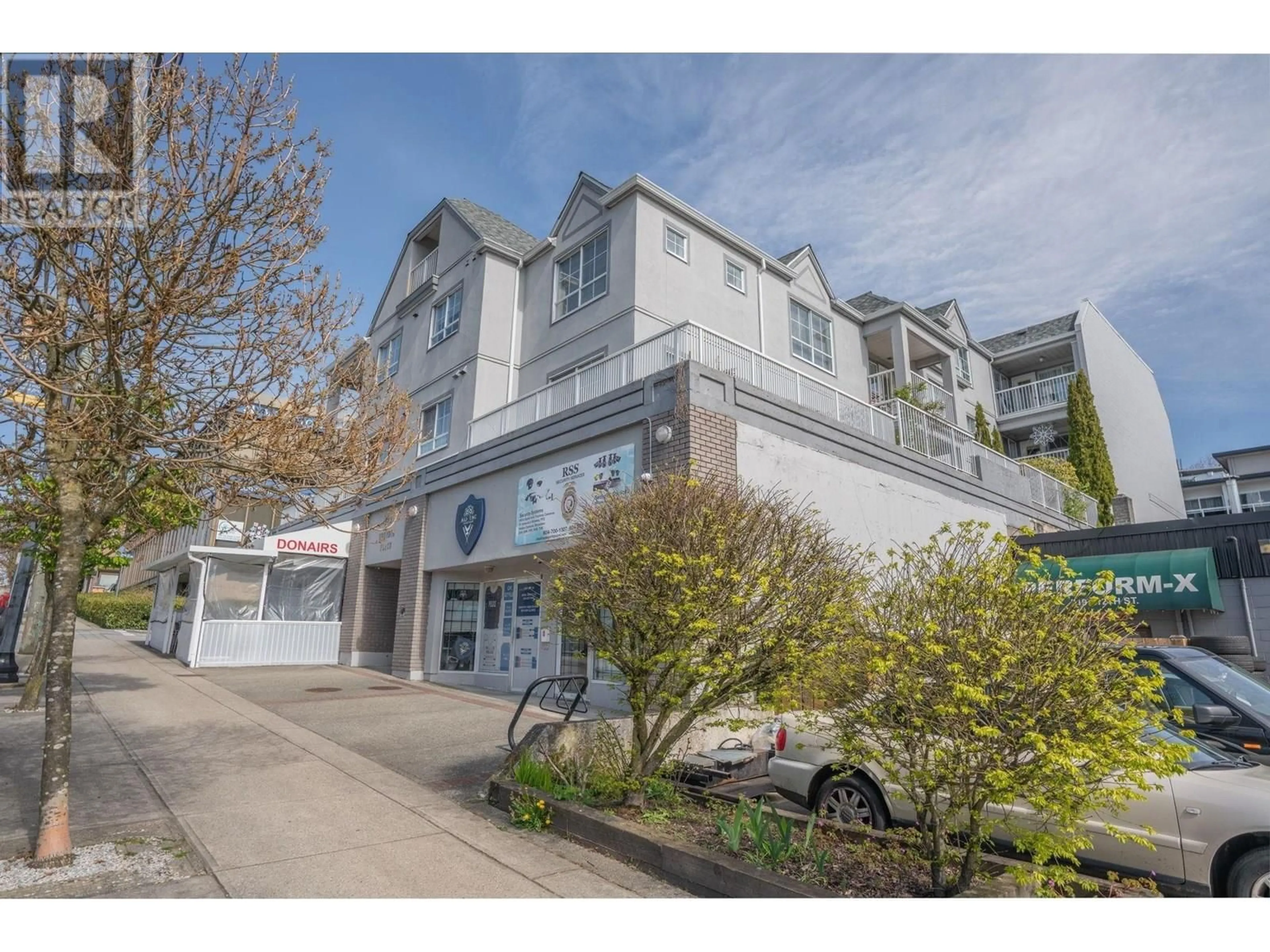 A pic from outside/outdoor area/front of a property/back of a property/a pic from drone, unknown for 104 - 723 TWELFTH STREET, New Westminster British Columbia V3M4J8