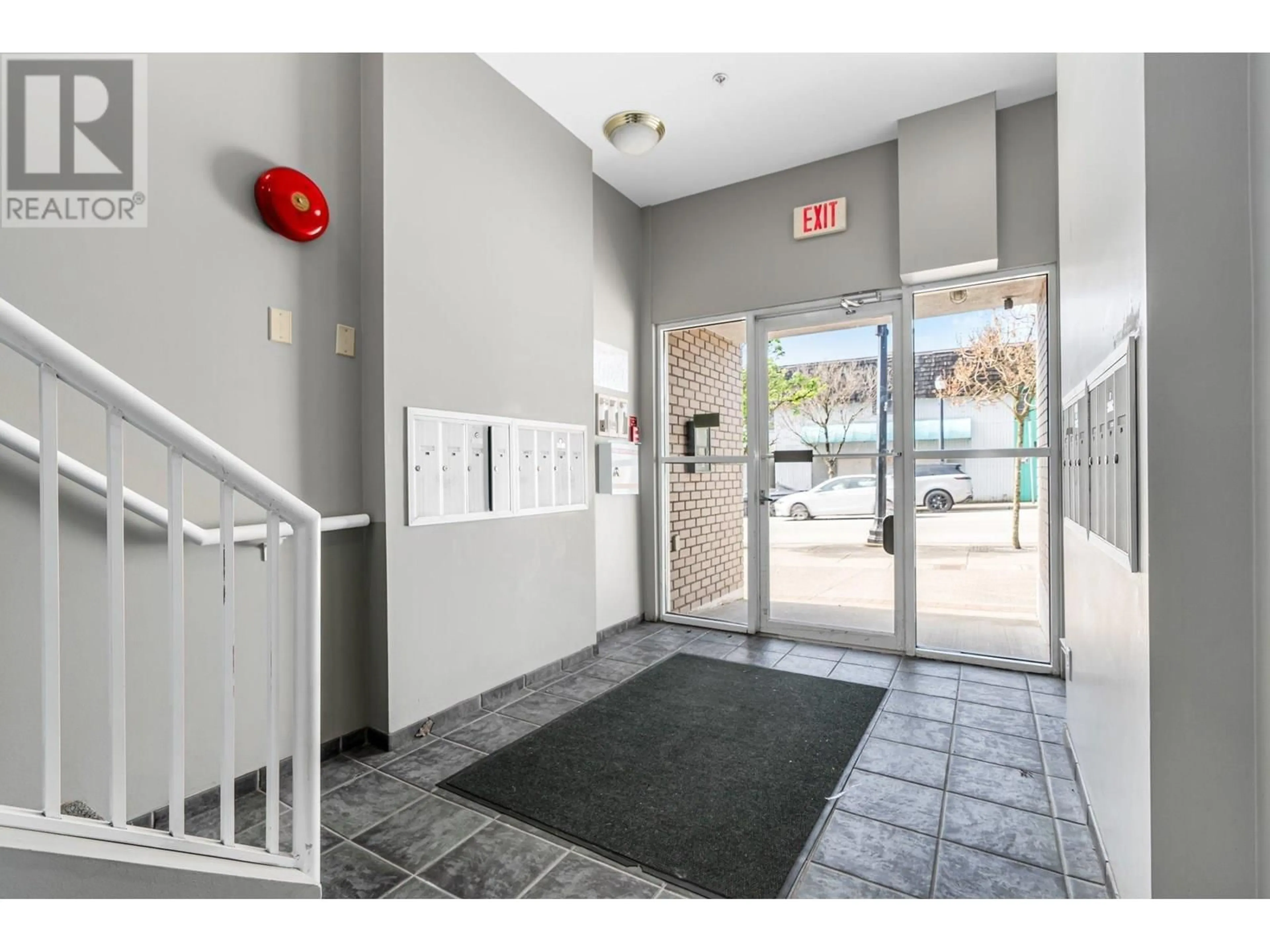 Indoor foyer for 104 - 723 TWELFTH STREET, New Westminster British Columbia V3M4J8