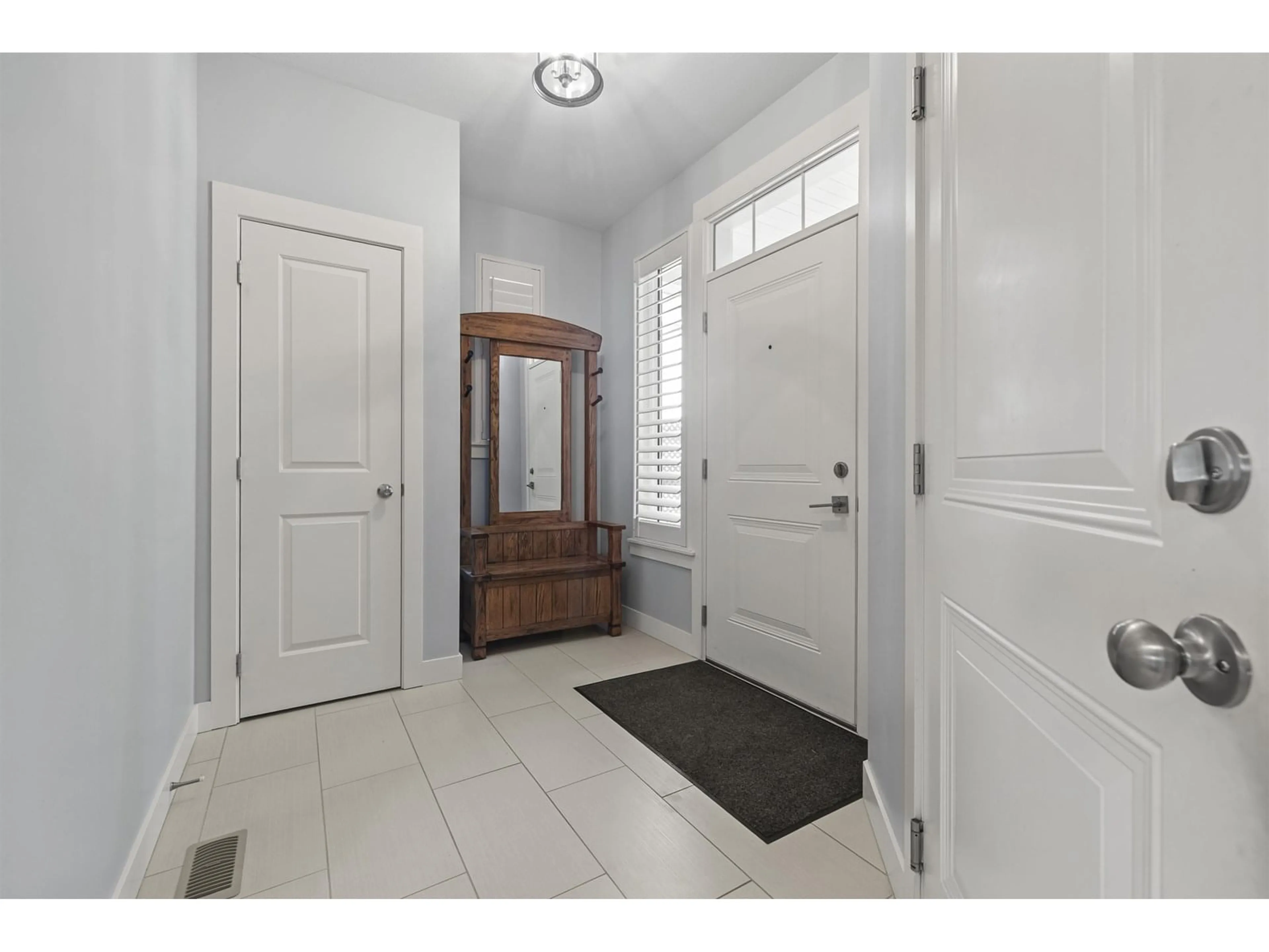 Indoor entryway for B - 47009 SYLVAN DRIVE, Chilliwack British Columbia V2R0X2