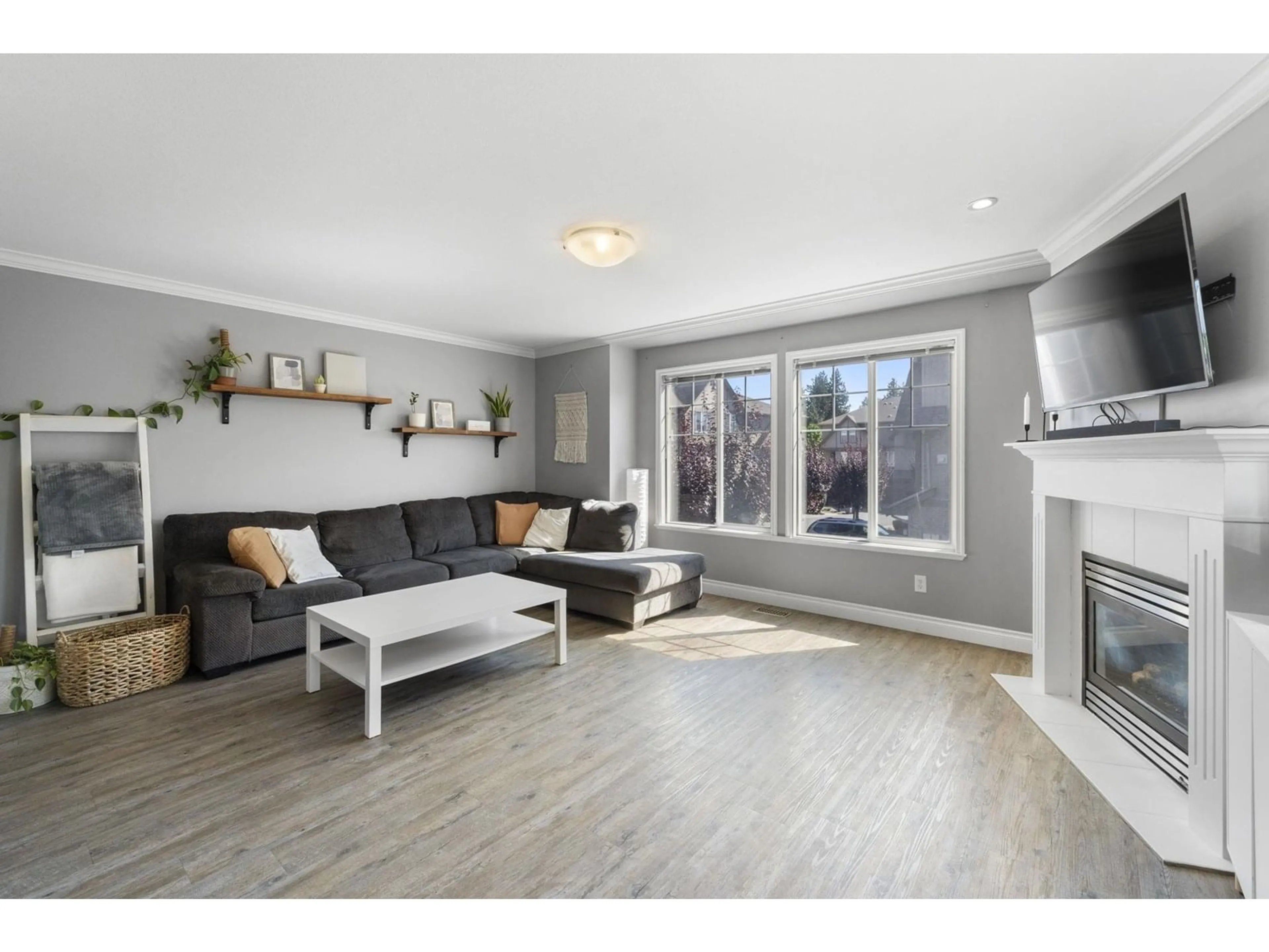 Living room with furniture, wood/laminate floor for 5 - 46321 CESSNA DRIVE, Chilliwack British Columbia V2P1A7
