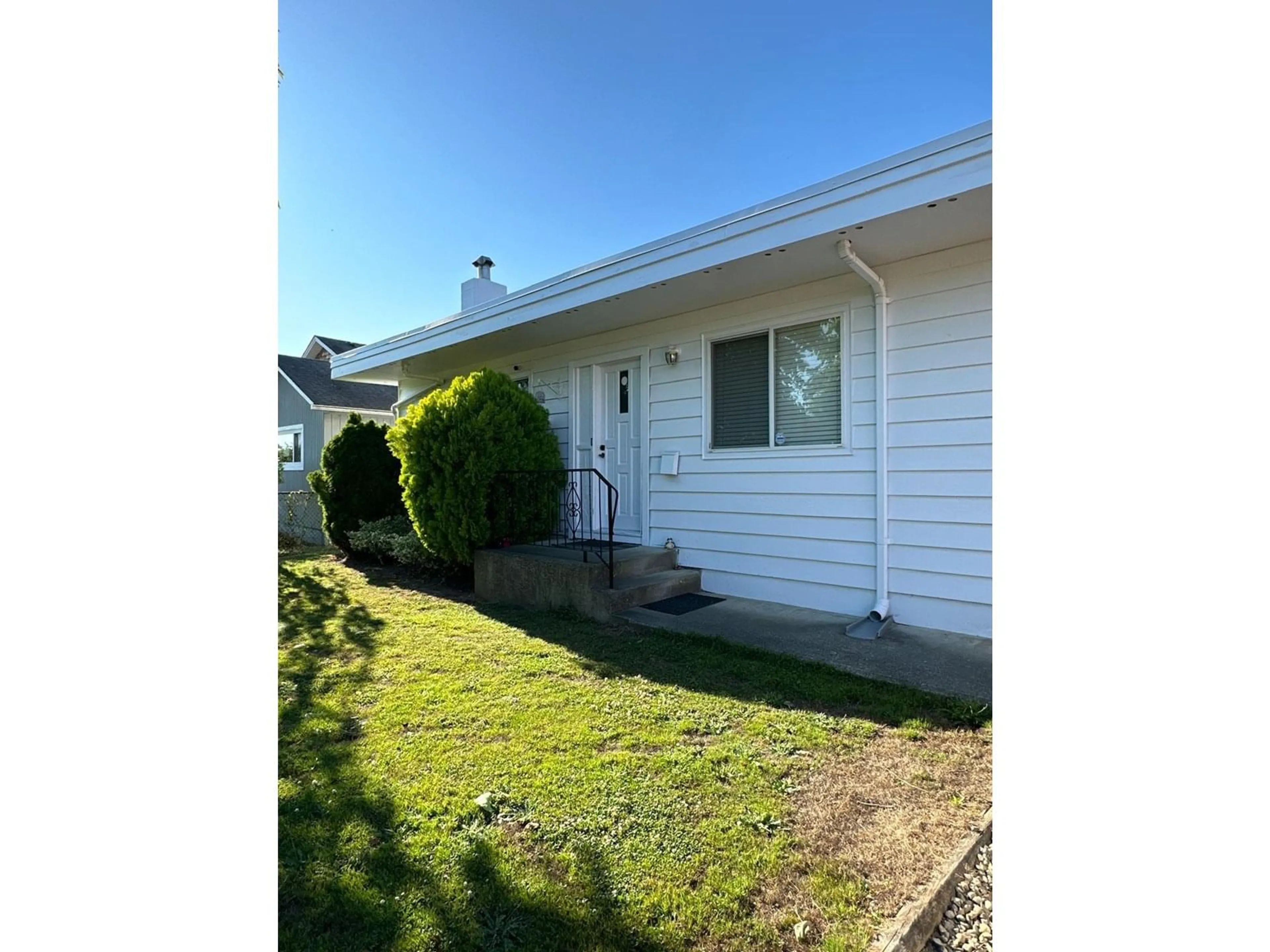 Home with vinyl exterior material, street for 45603 REECE AVENUE, Chilliwack British Columbia V2P2Z9