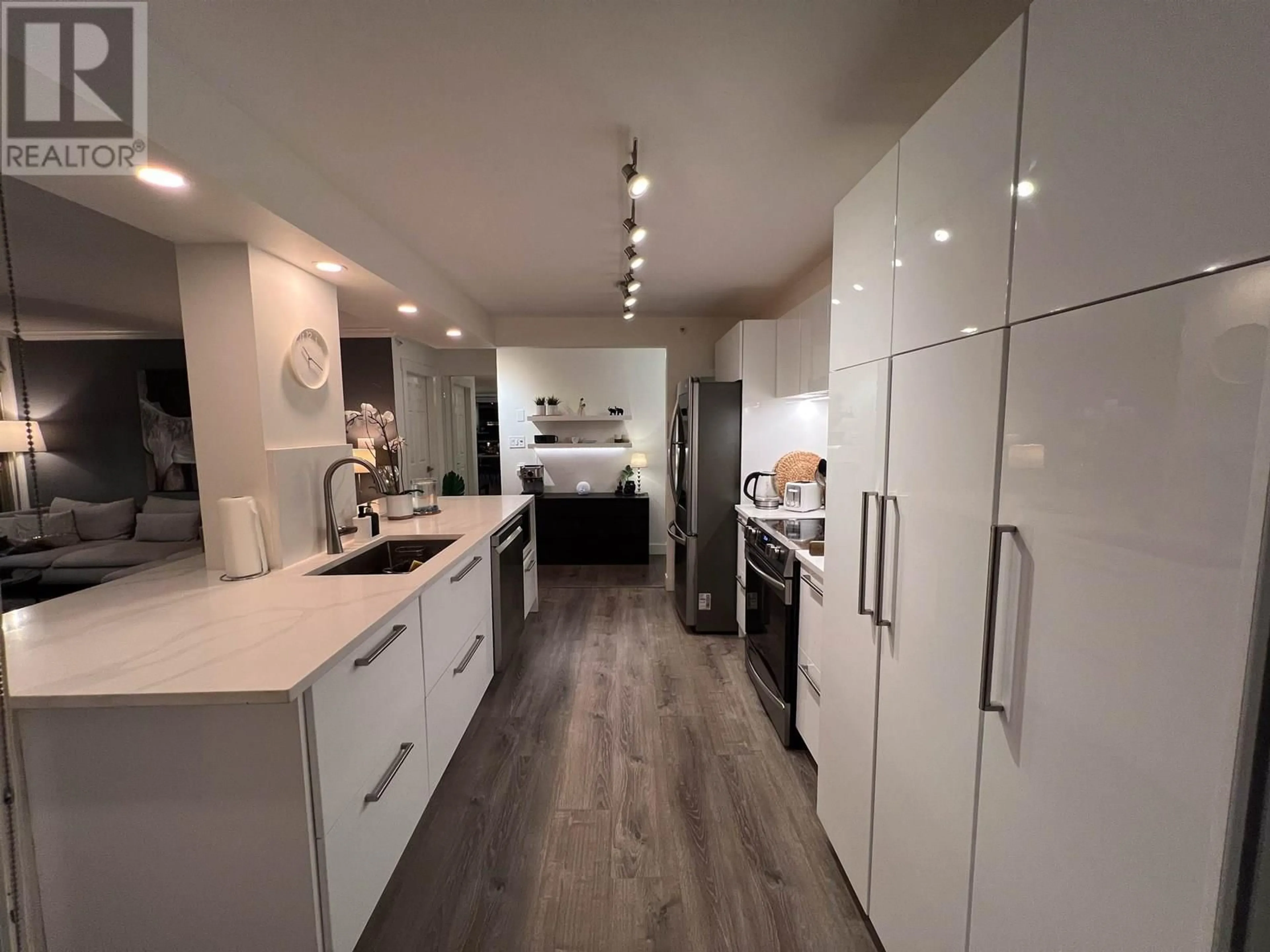 Contemporary kitchen, wood/laminate floor for 305 - 3070 GUILDFORD WAY, Coquitlam British Columbia V3B7R8