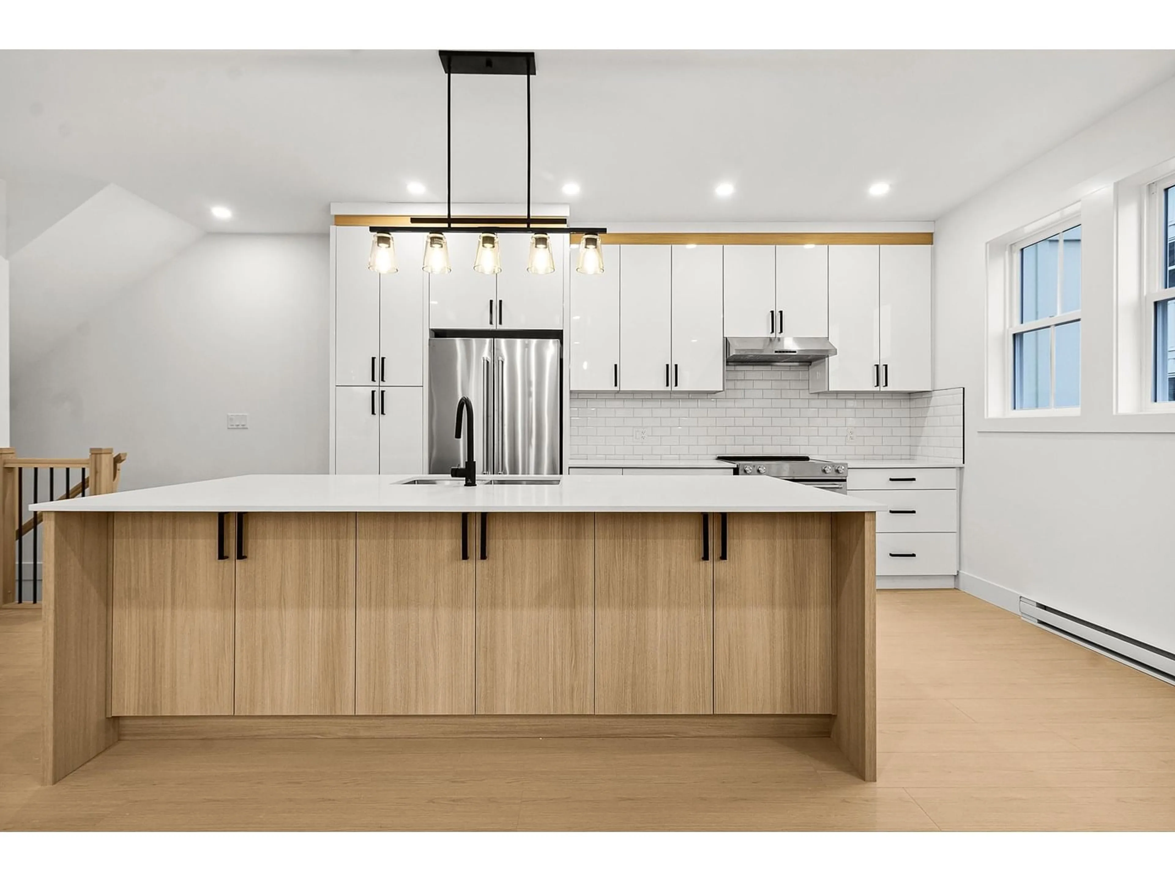 Open concept kitchen, wood/laminate floor for 4 - 2360 CRESCENT, Abbotsford British Columbia V2S3M2