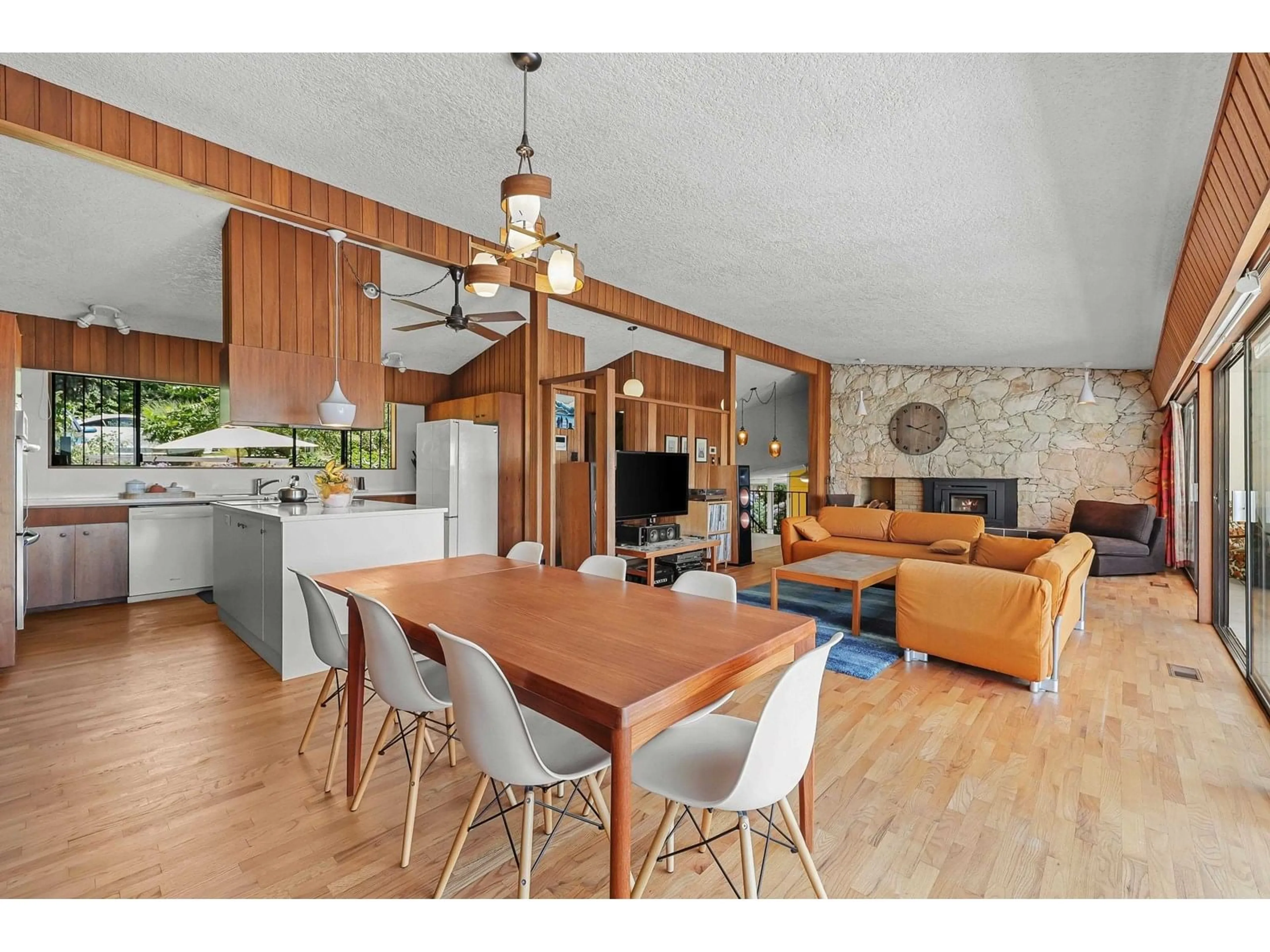 Open concept kitchen, wood/laminate floor for 12529 104, Surrey British Columbia V3V3H5